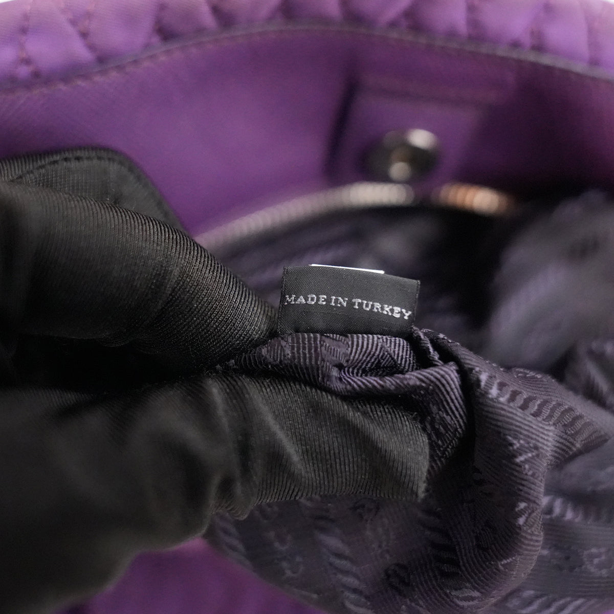 Prada Tessuto Gaufre Borsa a Spalla Viola in Nylon con Catena