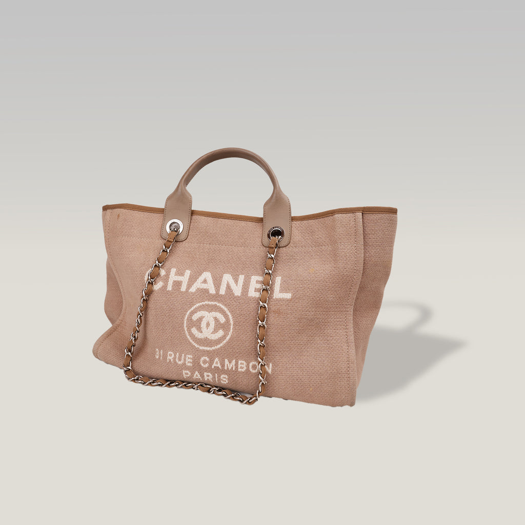 Chanel Deauville Tote Bag Media in Tessuto Marrone con Logo Ricamato e Manici in Pelle – Serie 18