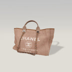 Chanel Deauville Tote Bag Media in Tessuto Marrone con Logo Ricamato e Manici in Pelle – Serie 18