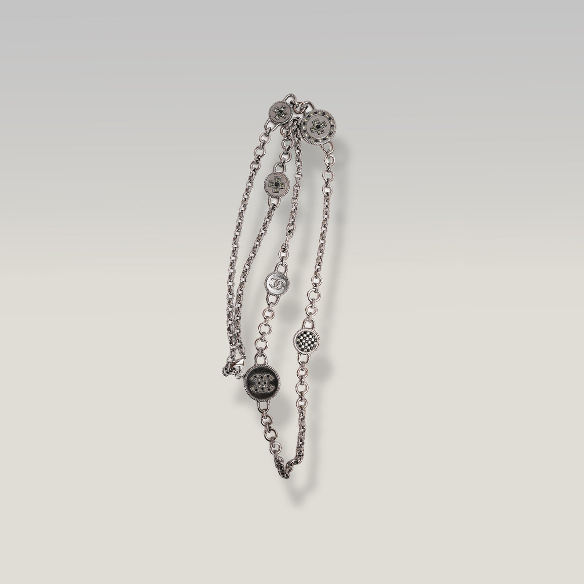 Chanel Collana Lunga Vintage del 2016 in Metallo Argentato con Medaglioni CC e Dettagli Decorativi