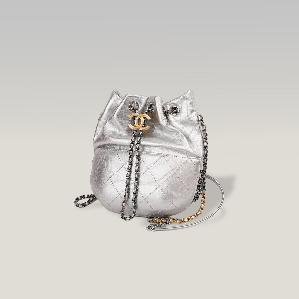 Chanel Borsa Secchiello Vintage in Pelle di Vitello Argentata Matelassé con Logo CC Dorato – Serie 24