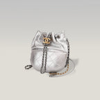 Chanel Borsa Secchiello Vintage in Pelle di Vitello Argentata Matelassé con Logo CC Dorato – Serie 24
