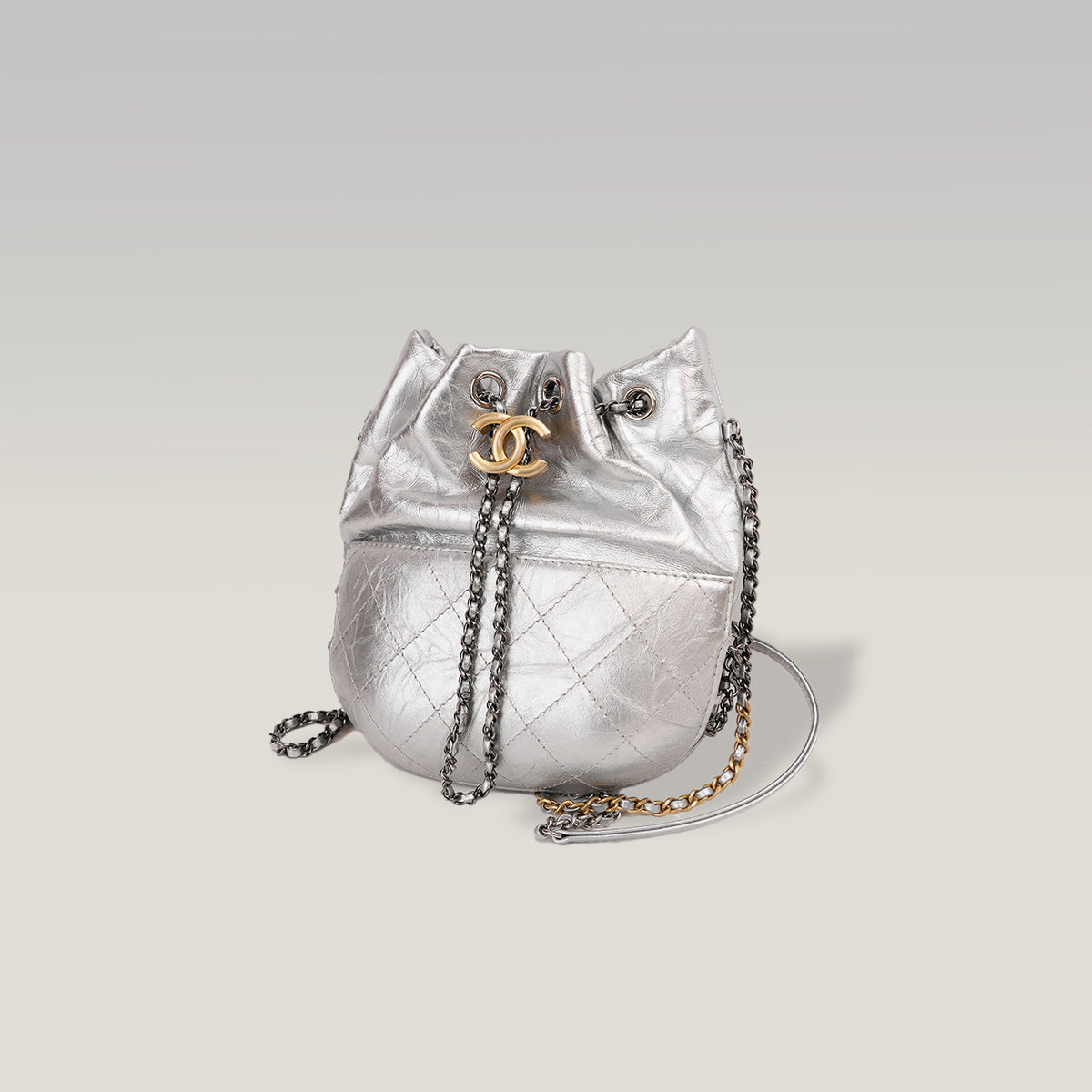 Chanel Borsa Secchiello Vintage in Pelle di Vitello Argentata Matelassé con Logo CC Dorato – Serie 24