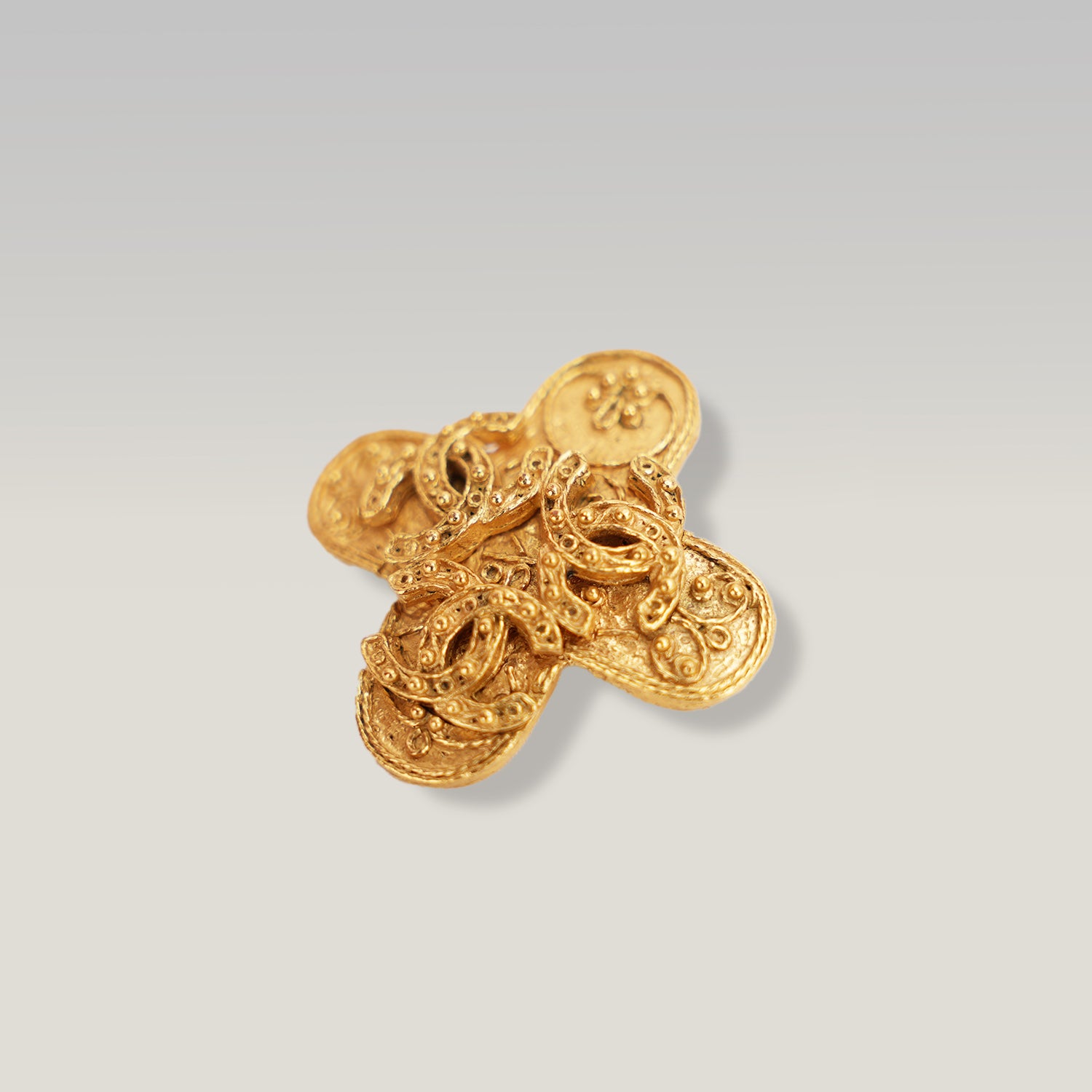Chanel Spilla Vintage in Lega Metallica Dorata con Logo CC e Motivo Camelia