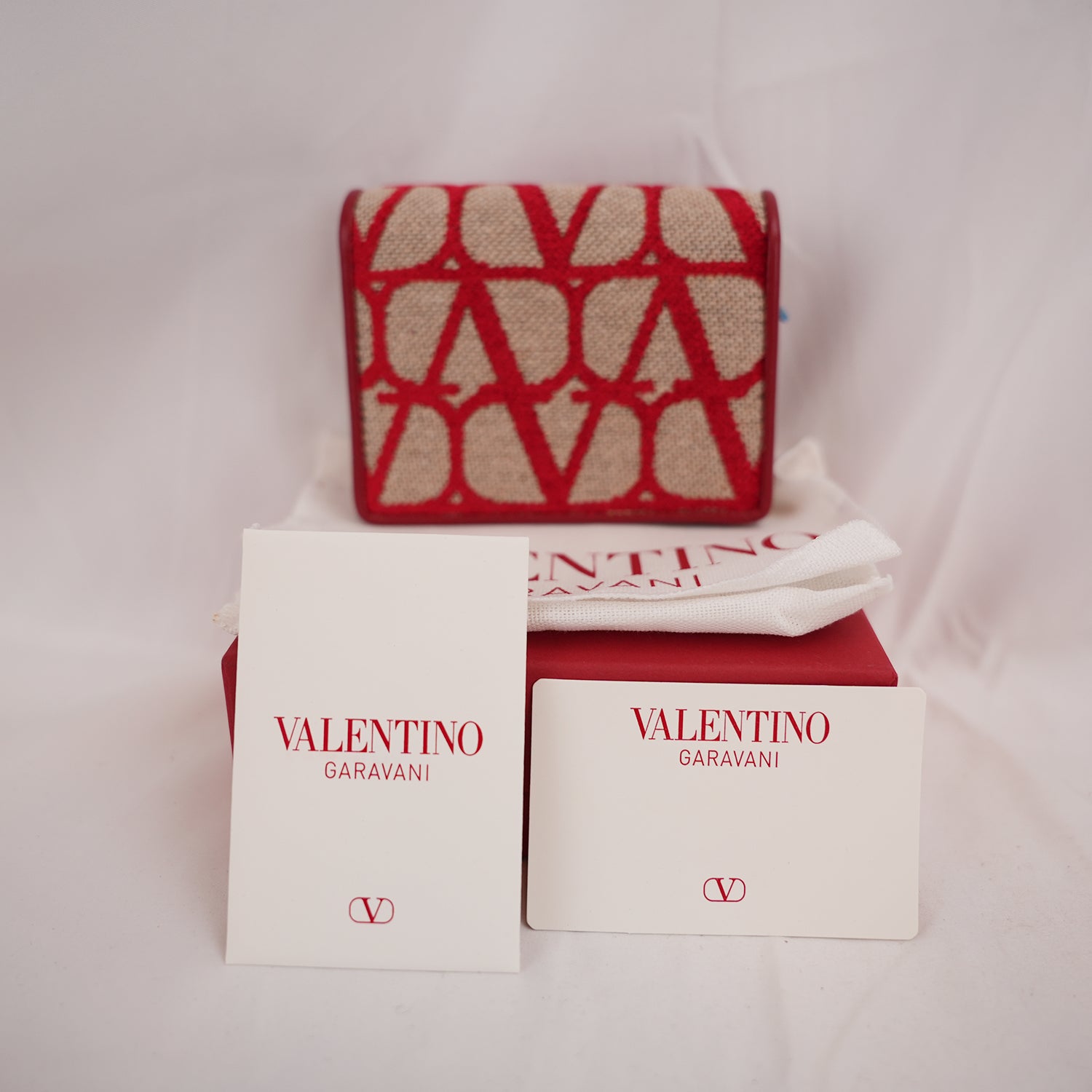 Valentino Garavani Portafoglio Compatto Rosso con Ricamo – Nuovo con Scatola
