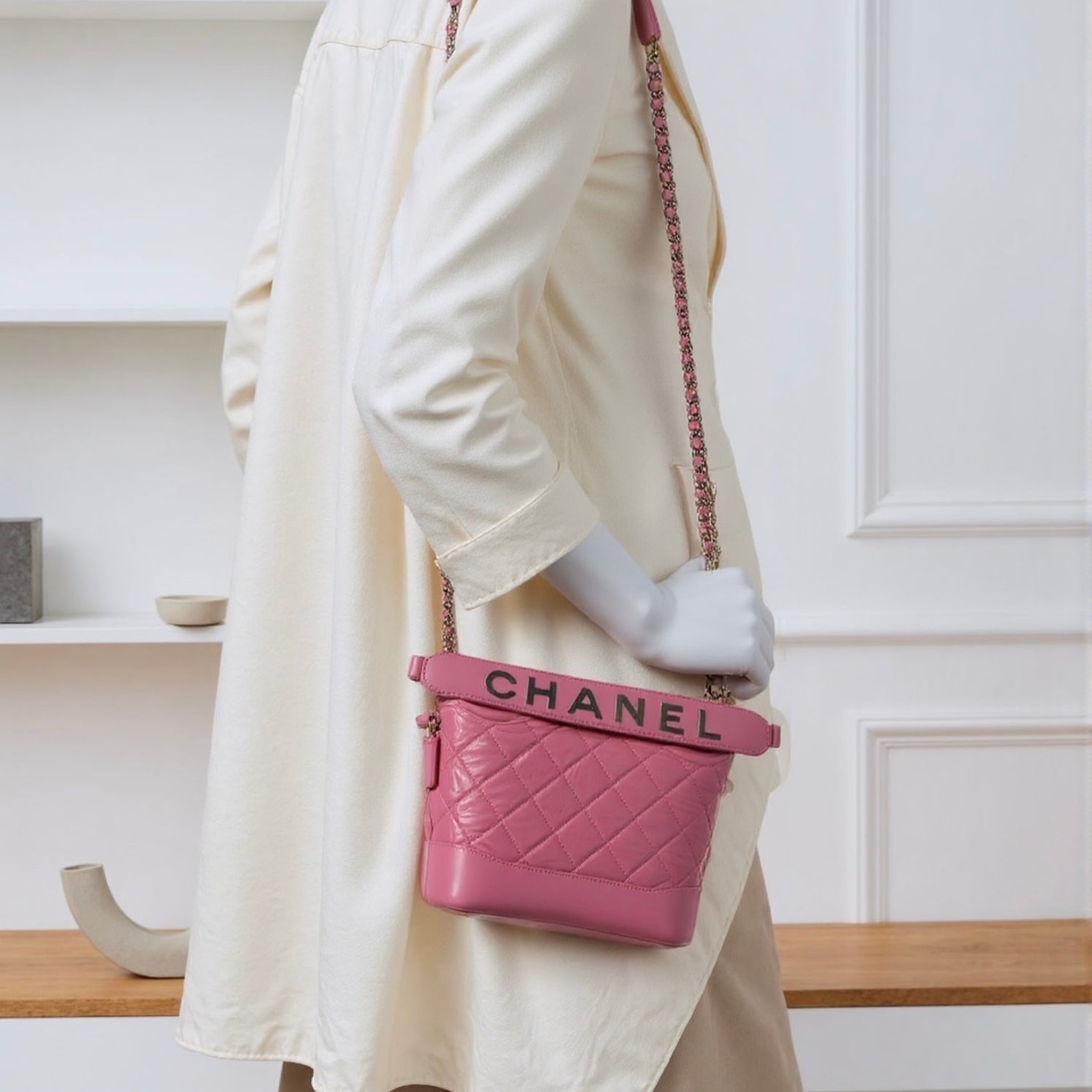 Chanel Gabrielle Medium – Borsa Hobo Trapuntata in Pelle di Vitello Invecchiata Rosa