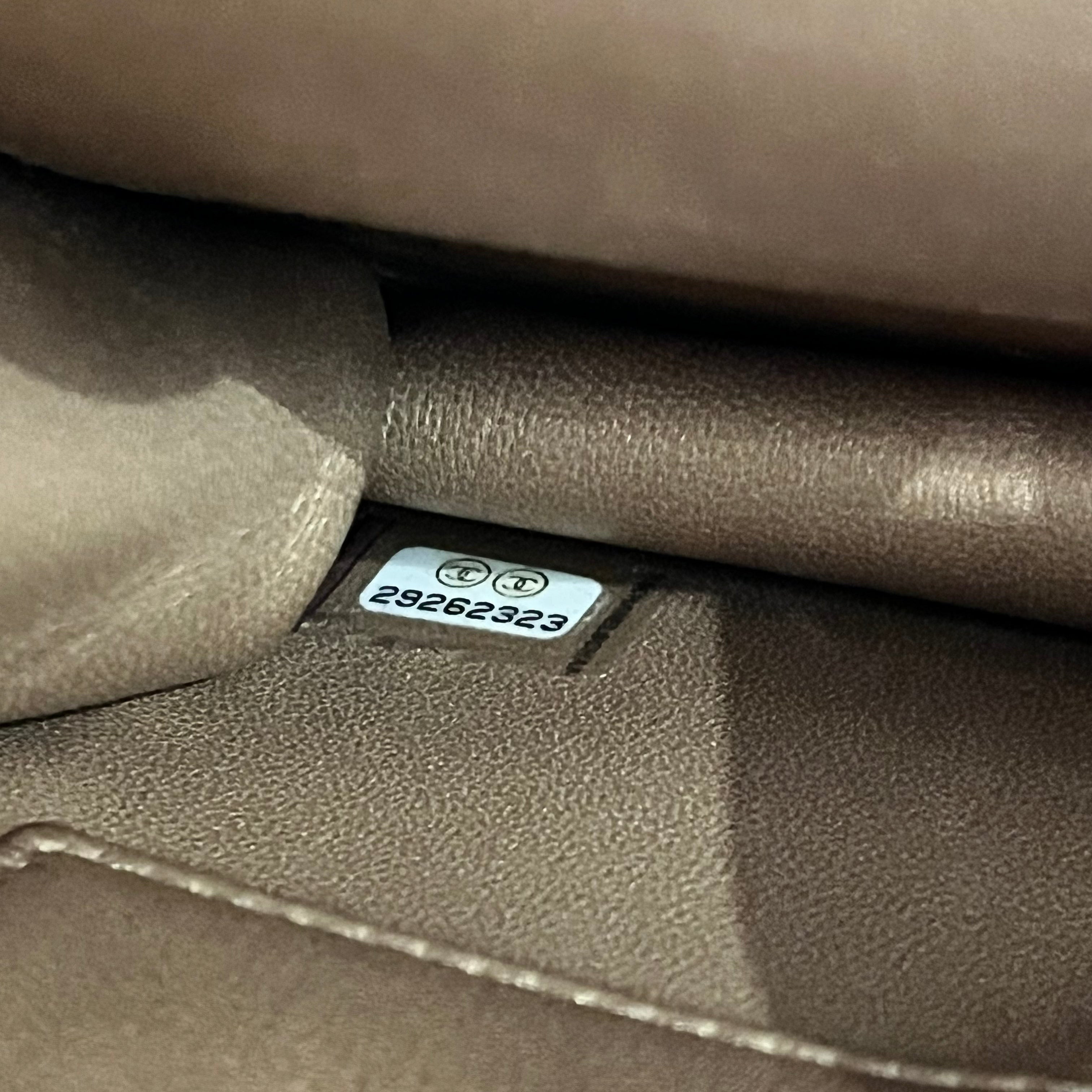 Chanel Borsa a Spalla in Pelle Trapuntata con Dettagli di Perle