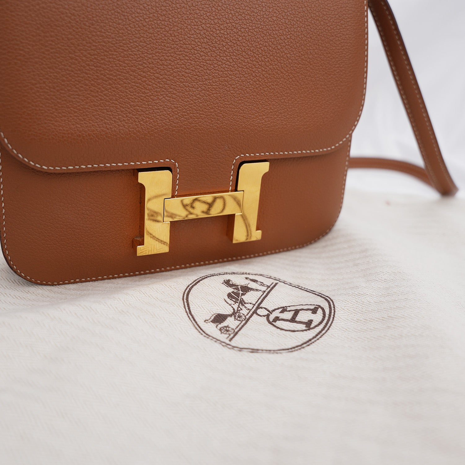 Hermès Constance 19 in pelle Barenia color Gold con ferramenta dorata