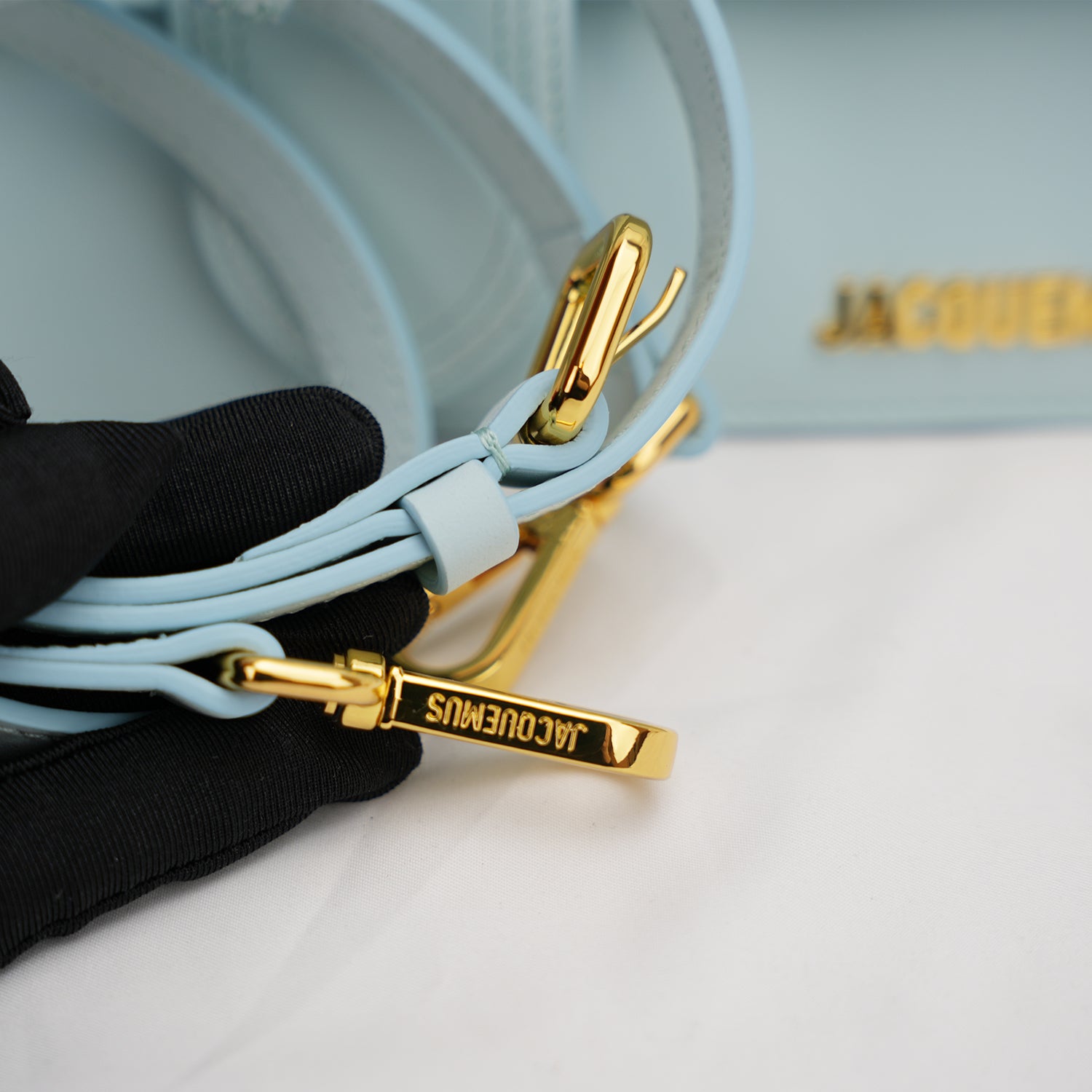 Jacquemus Le Grand Bambino Azzurro Chiaro in Suede – Borsa Iconica