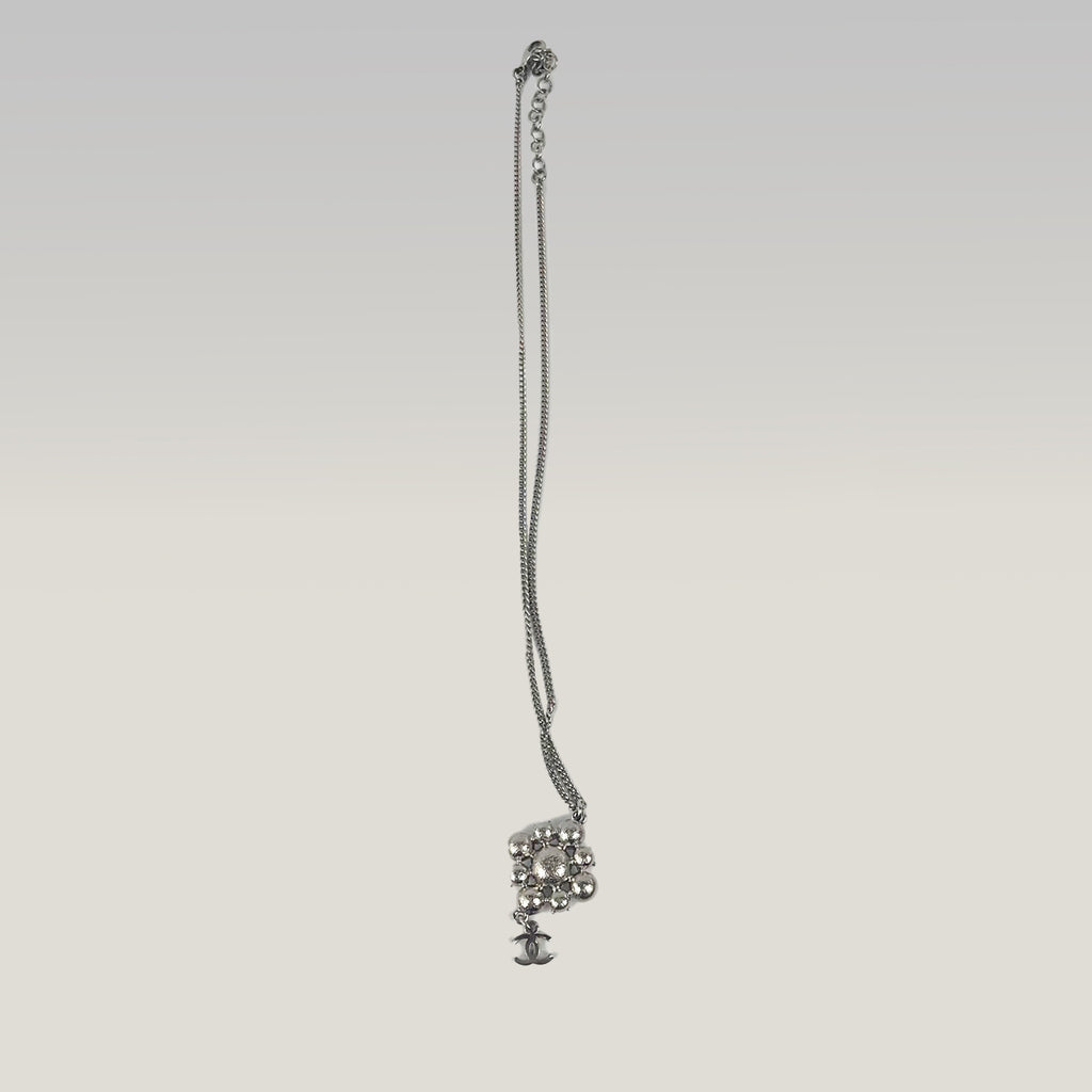 Chanel Collana Vintage con Pendente CC in Metallo Argentato e Strass