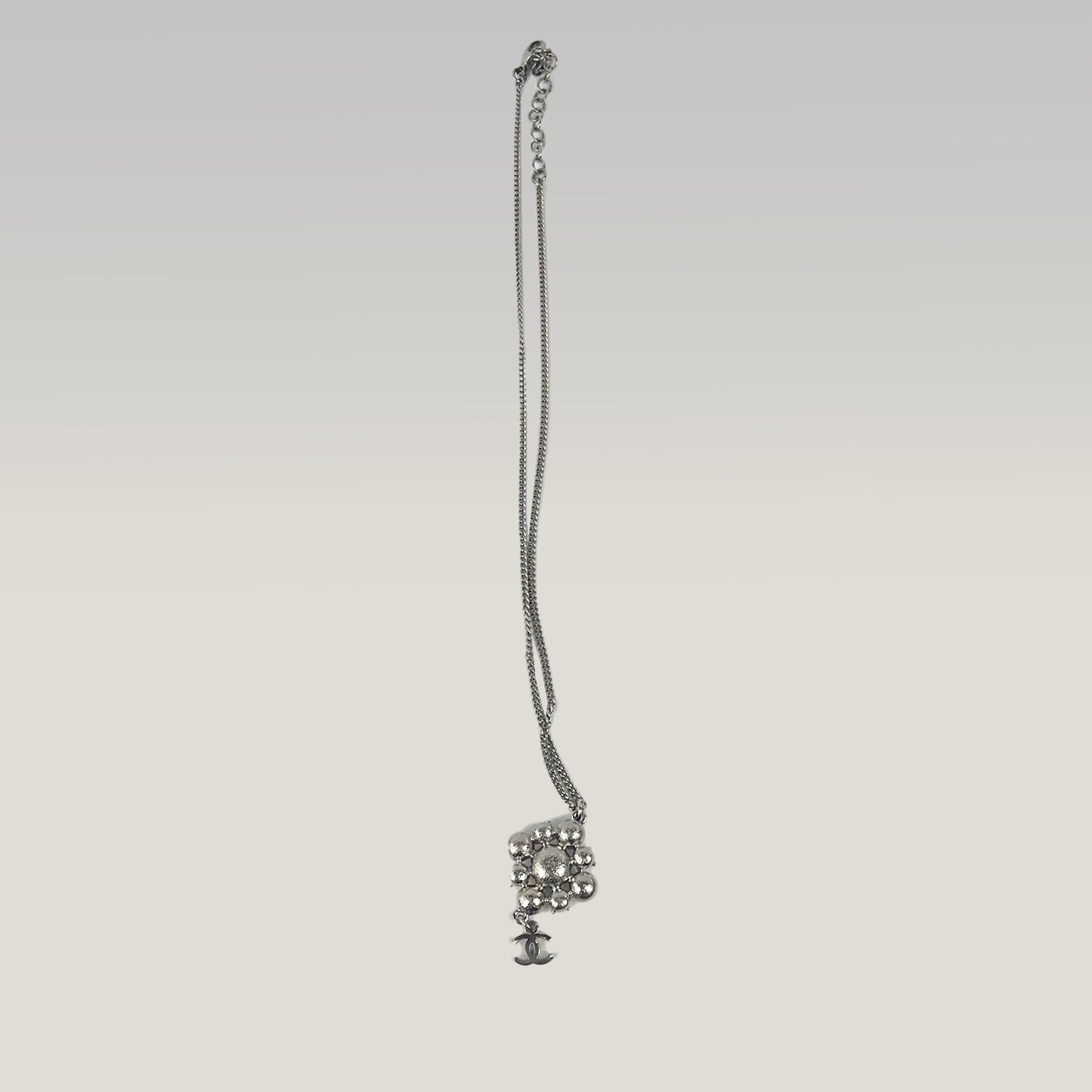 Chanel Collana Vintage con Pendente CC in Metallo Argentato e Strass