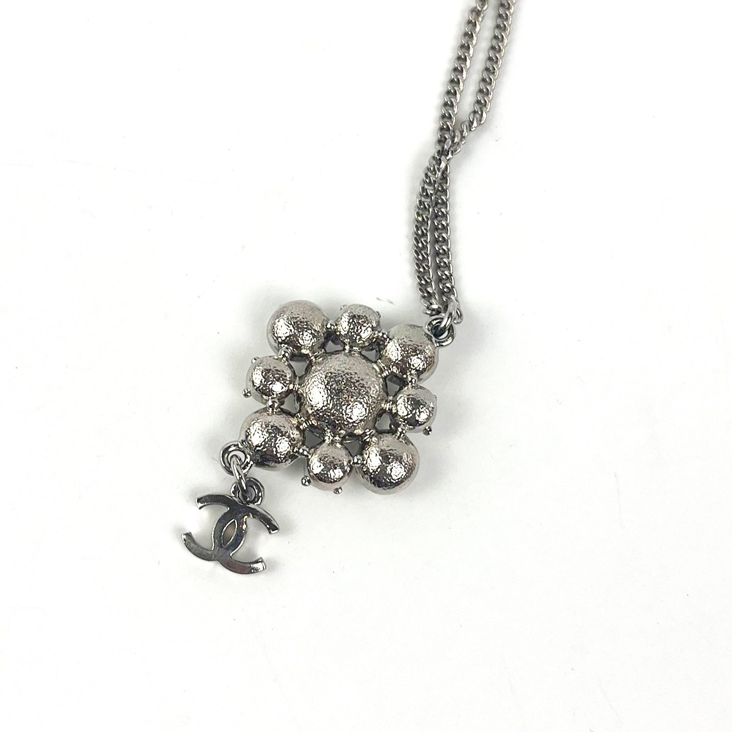 Chanel Collana Vintage con Pendente CC in Metallo Argentato e Strass