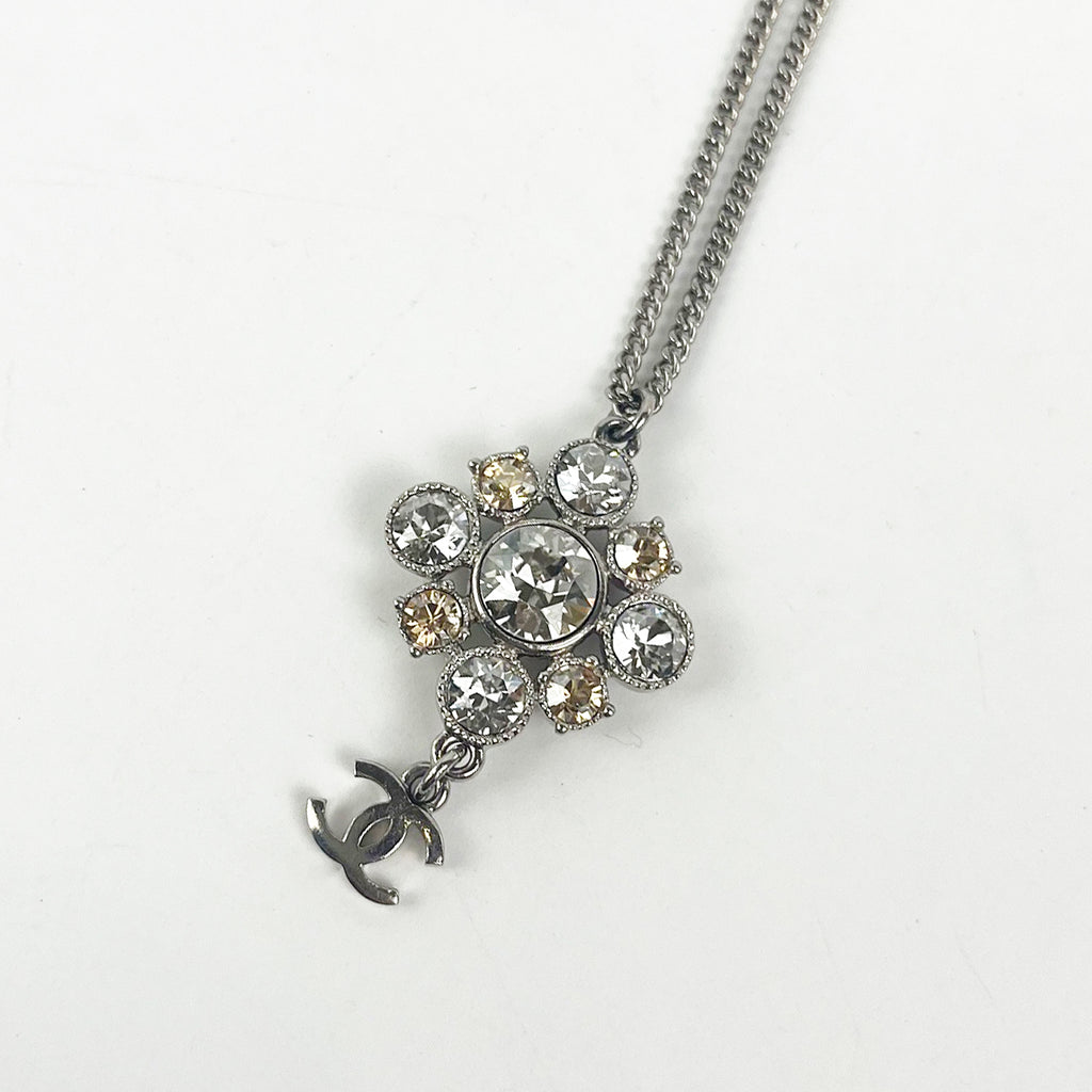 Chanel Collana Vintage con Pendente CC in Metallo Argentato e Strass