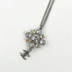 Chanel Collana Vintage con Pendente CC in Metallo Argentato e Strass