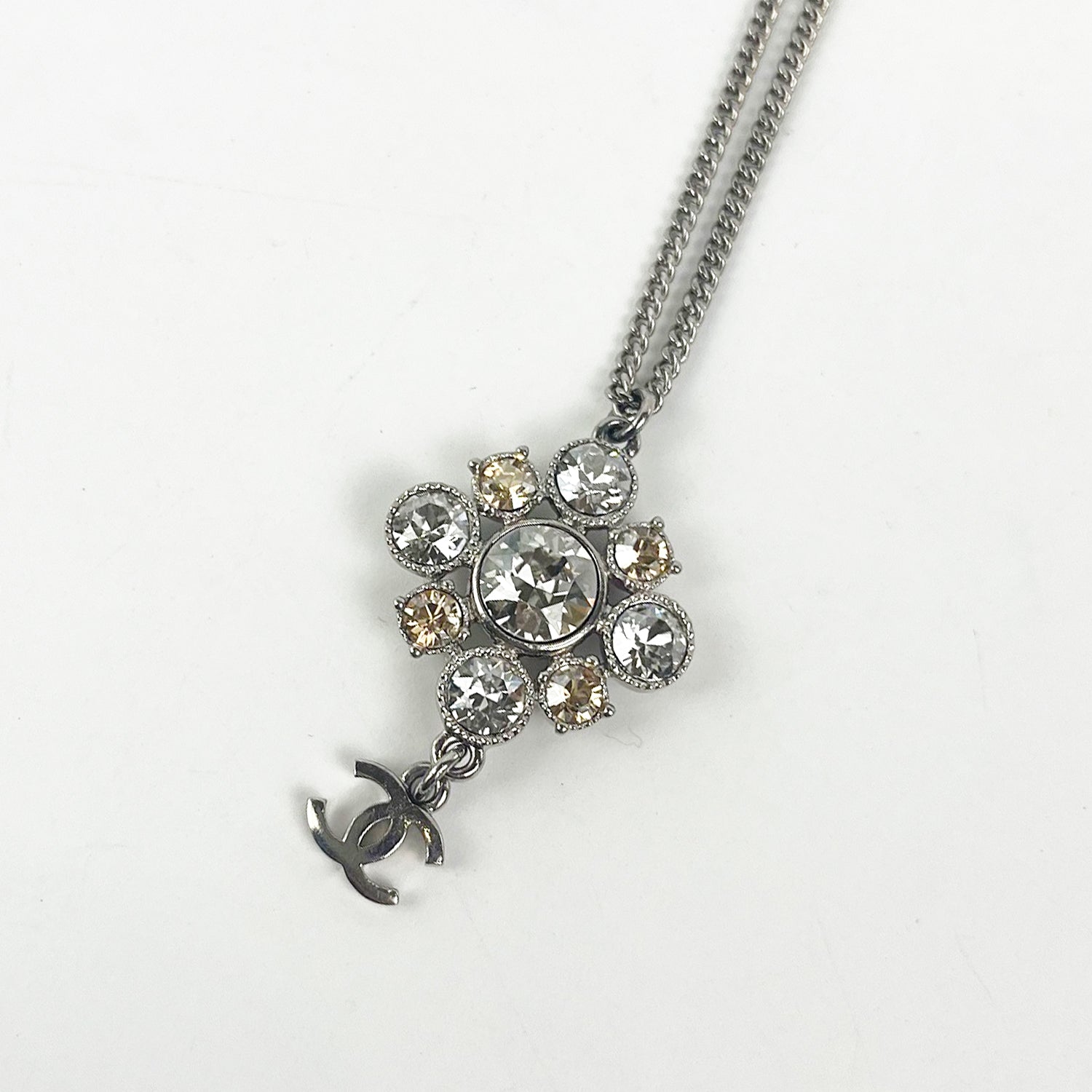 Chanel Collana Vintage con Pendente CC in Metallo Argentato e Strass