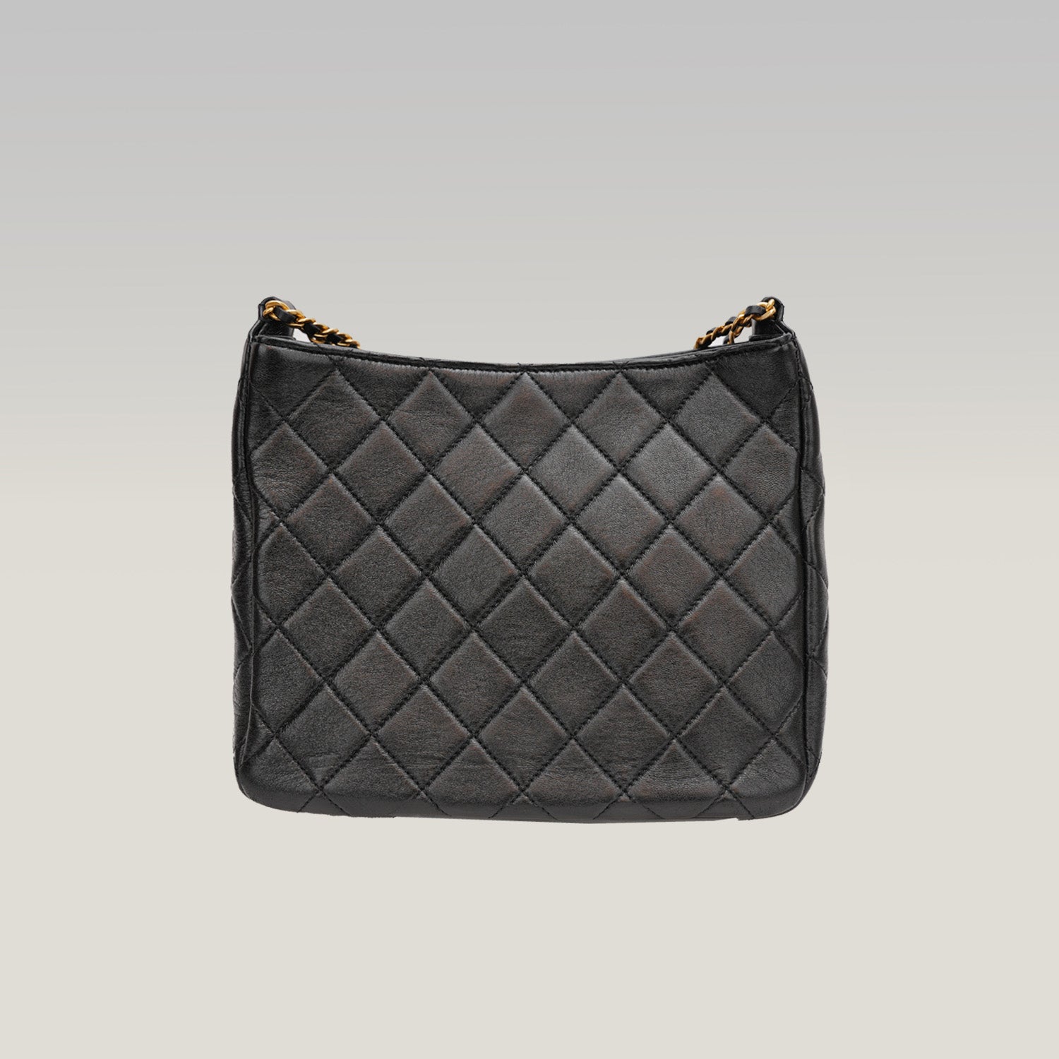 Chanel Gabrielle – borsa a secchiello media nera in pelle di agnello, hardware oro (22S)