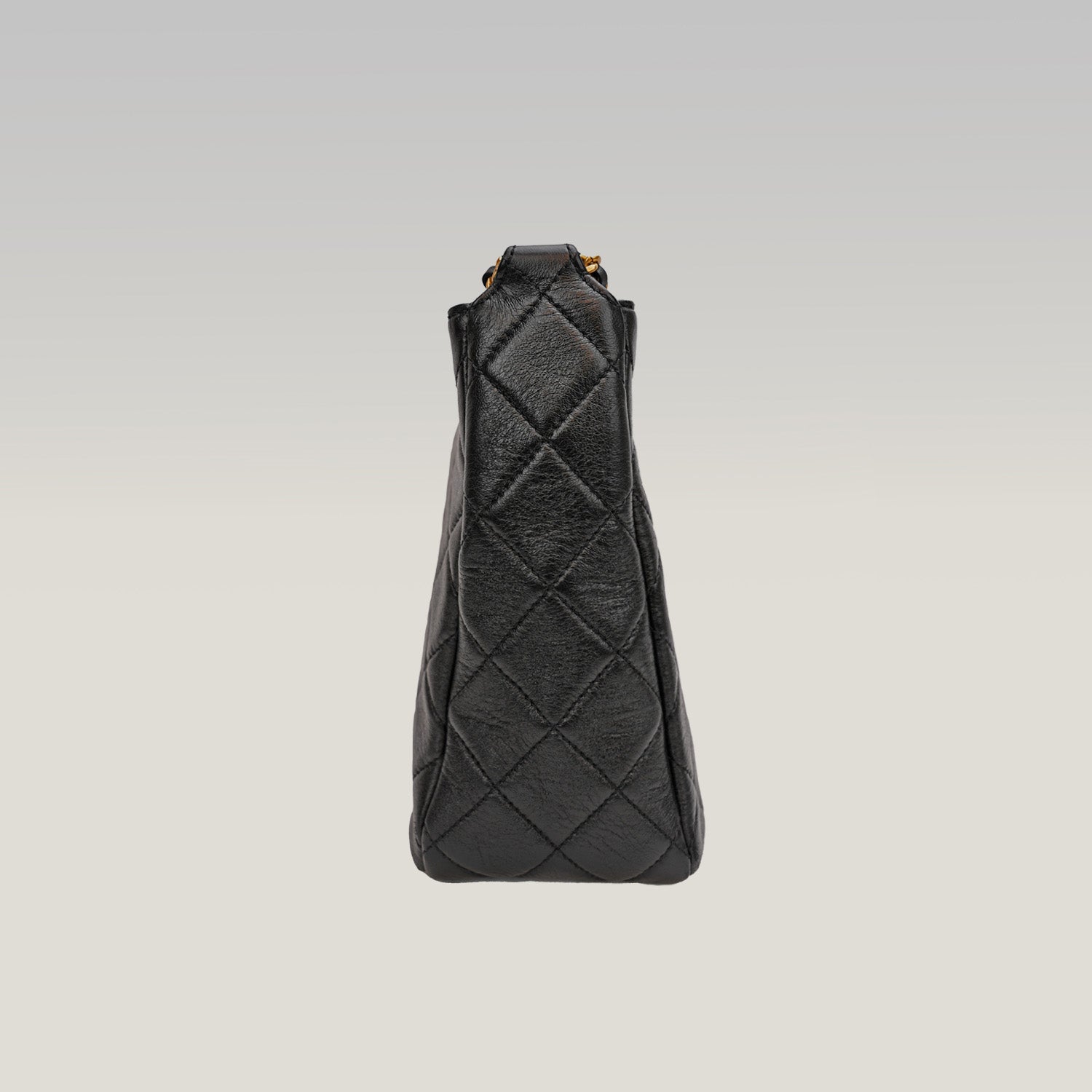 Chanel Gabrielle – borsa a secchiello media nera in pelle di agnello, hardware oro (22S)