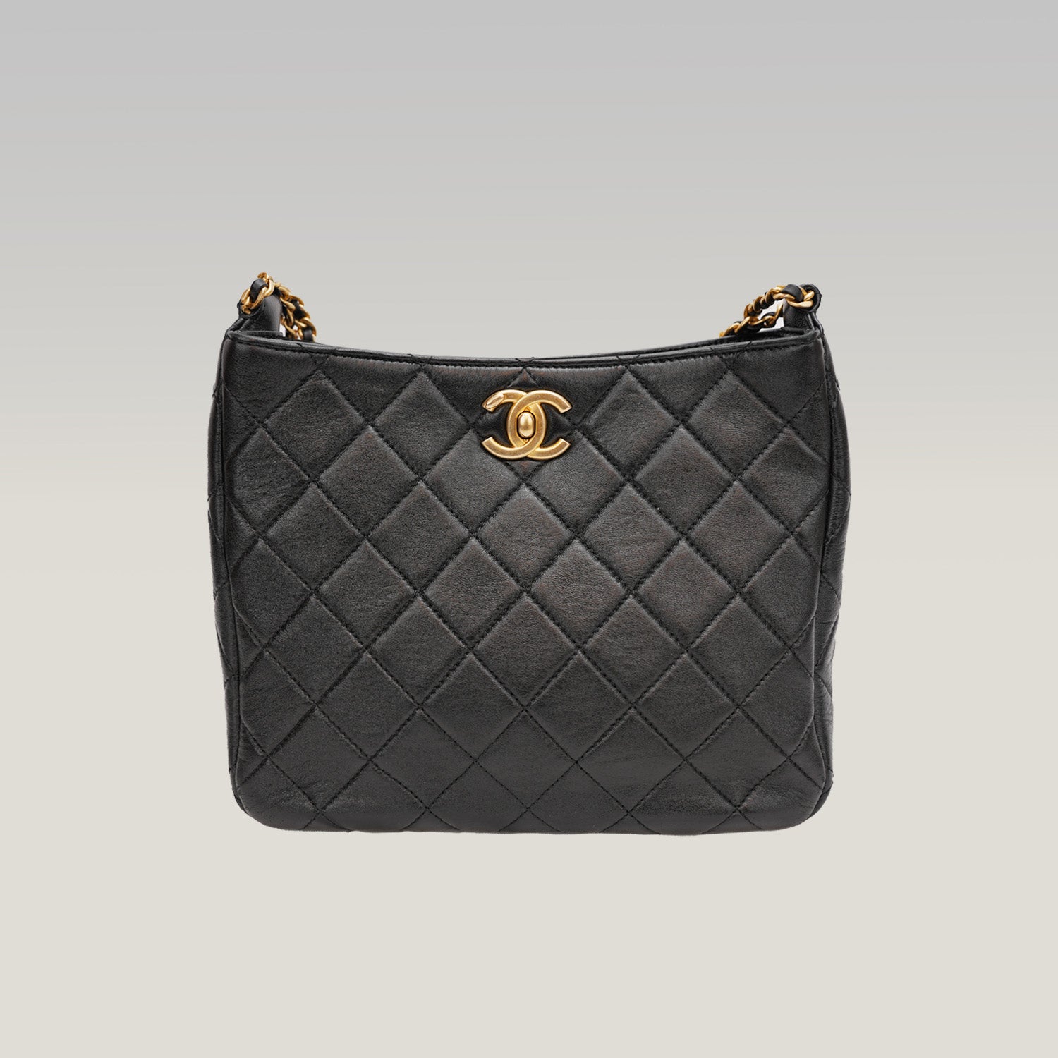 Chanel Gabrielle – borsa a secchiello media nera in pelle di agnello, hardware oro (22S)