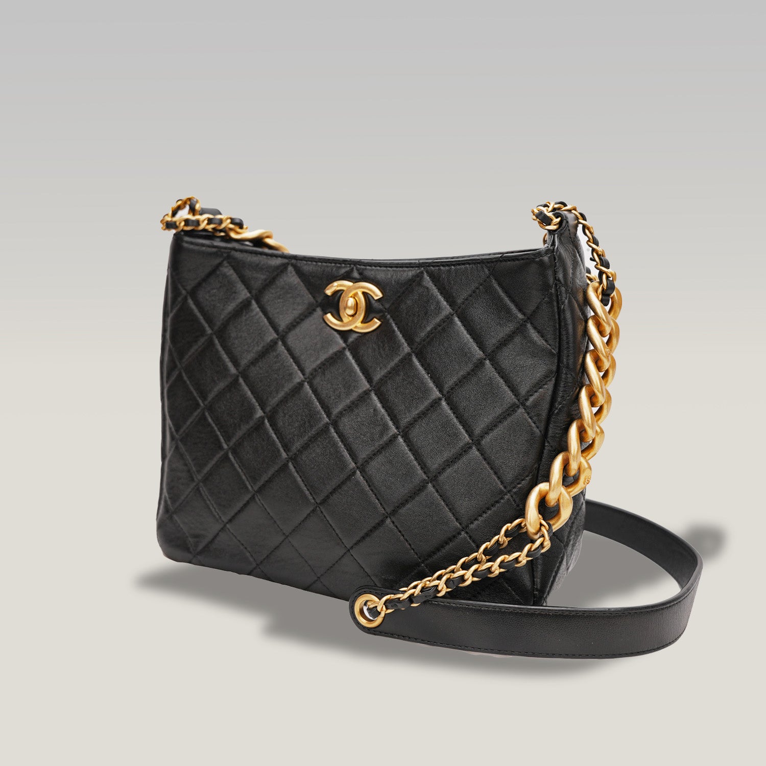 Chanel Gabrielle – borsa a secchiello media nera in pelle di agnello, hardware oro (22S)