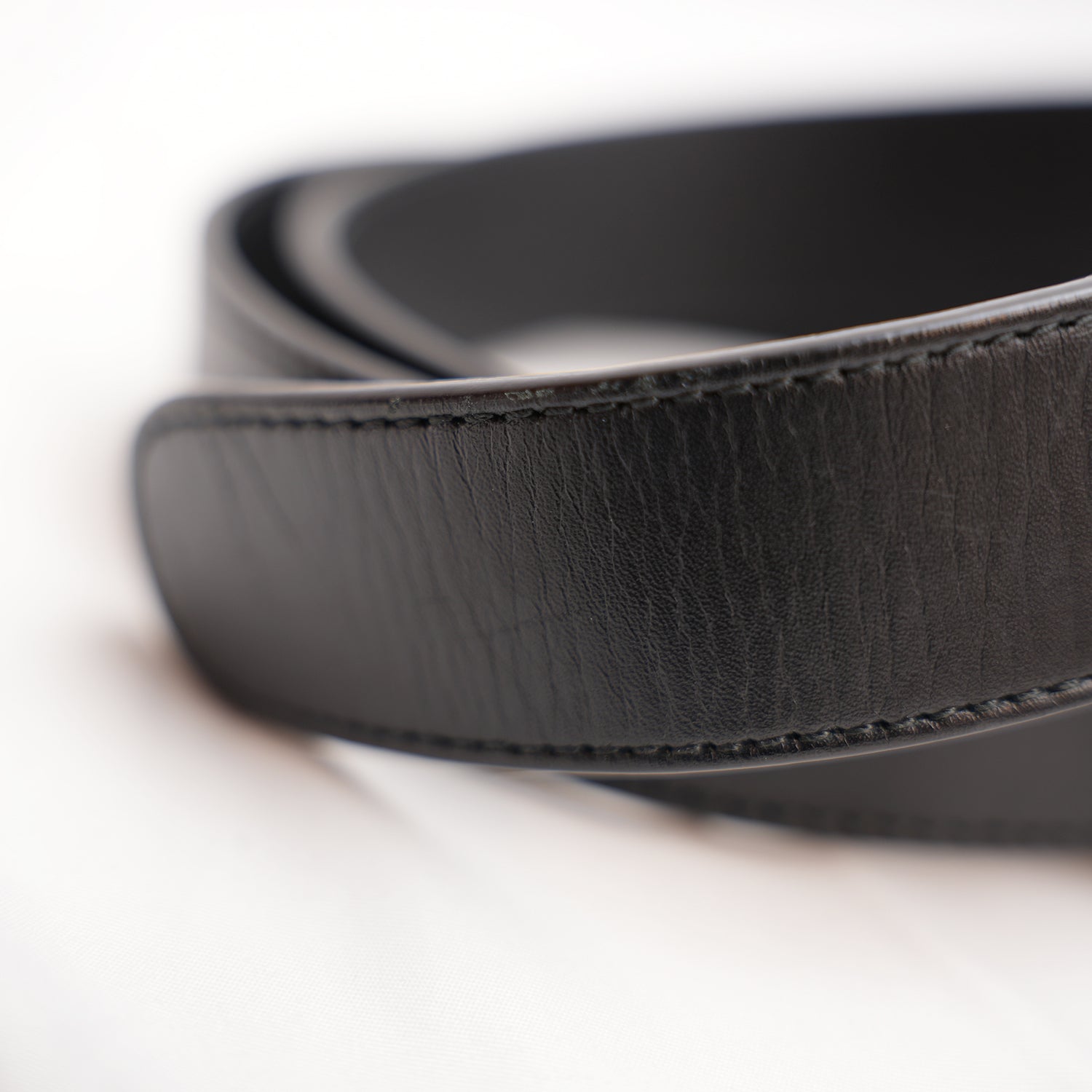 Gucci Women's Black Leather Belt with Vintage Gold Double G Buckle