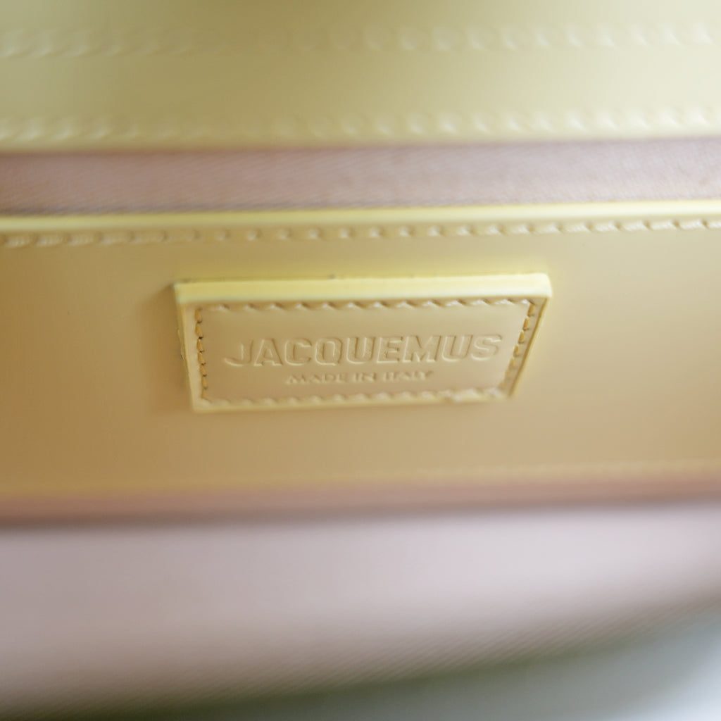 Jacquemus Le Grand Bambino Giallo Chiaro Lucido con Logo Oro