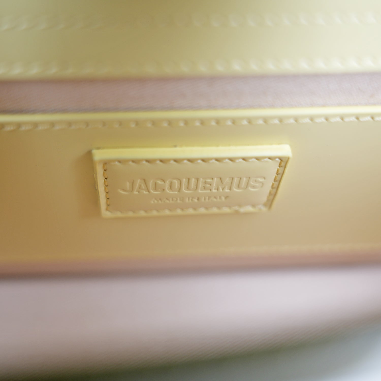 Jacquemus Le Grand Bambino Giallo Chiaro Lucido con Logo Oro