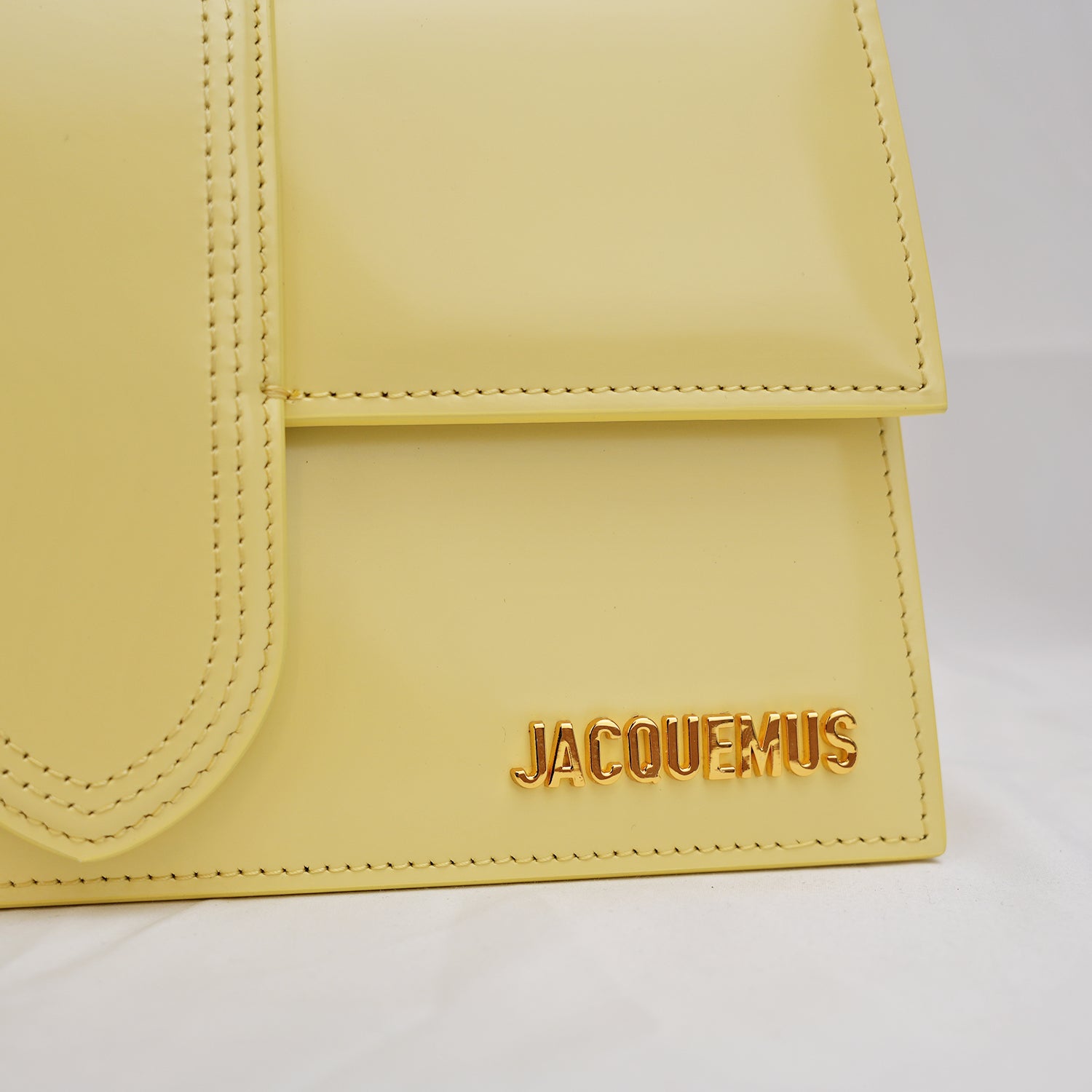 Jacquemus Le Grand Bambino Giallo Chiaro Lucido con Logo Oro