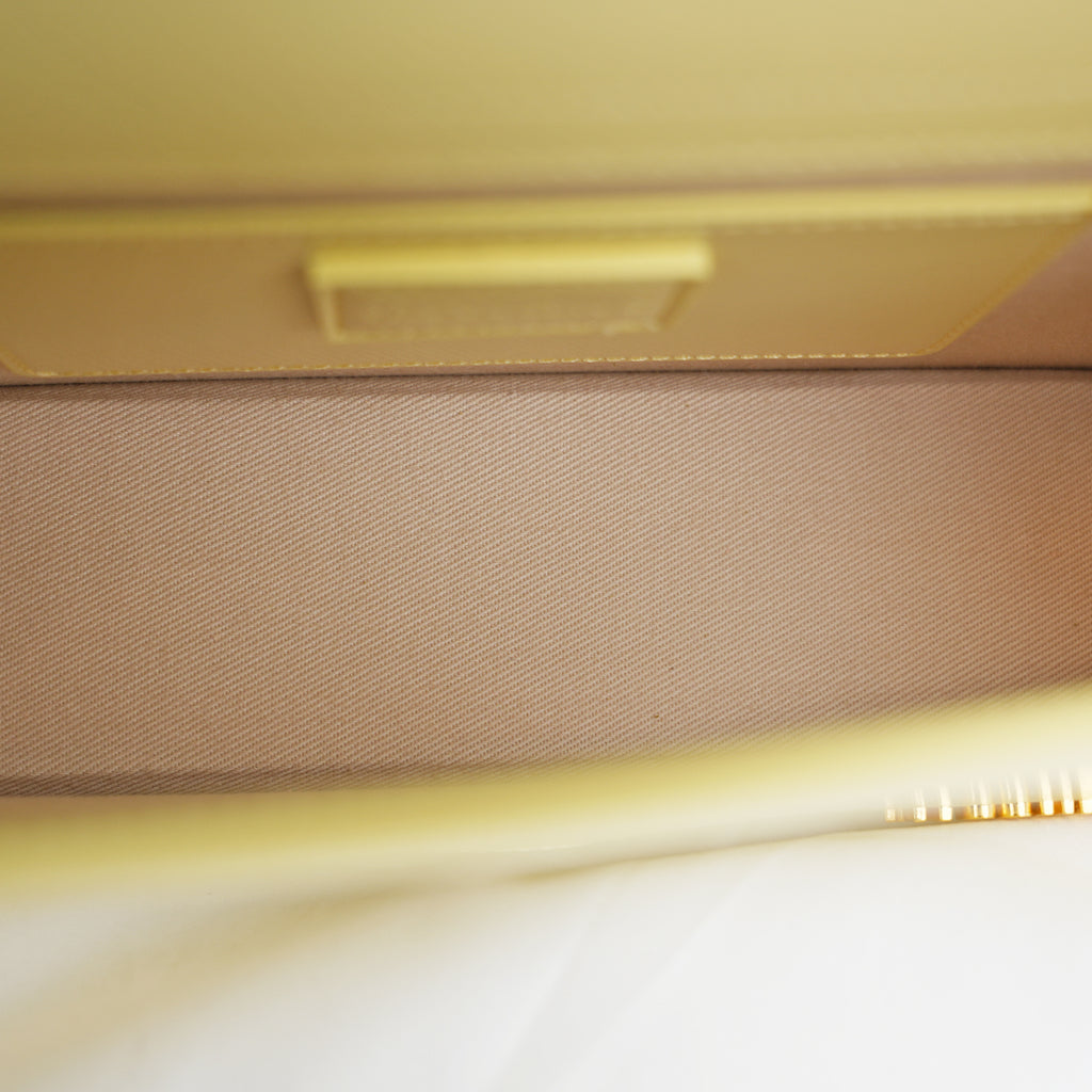 Jacquemus Le Grand Bambino Giallo Chiaro Lucido con Logo Oro