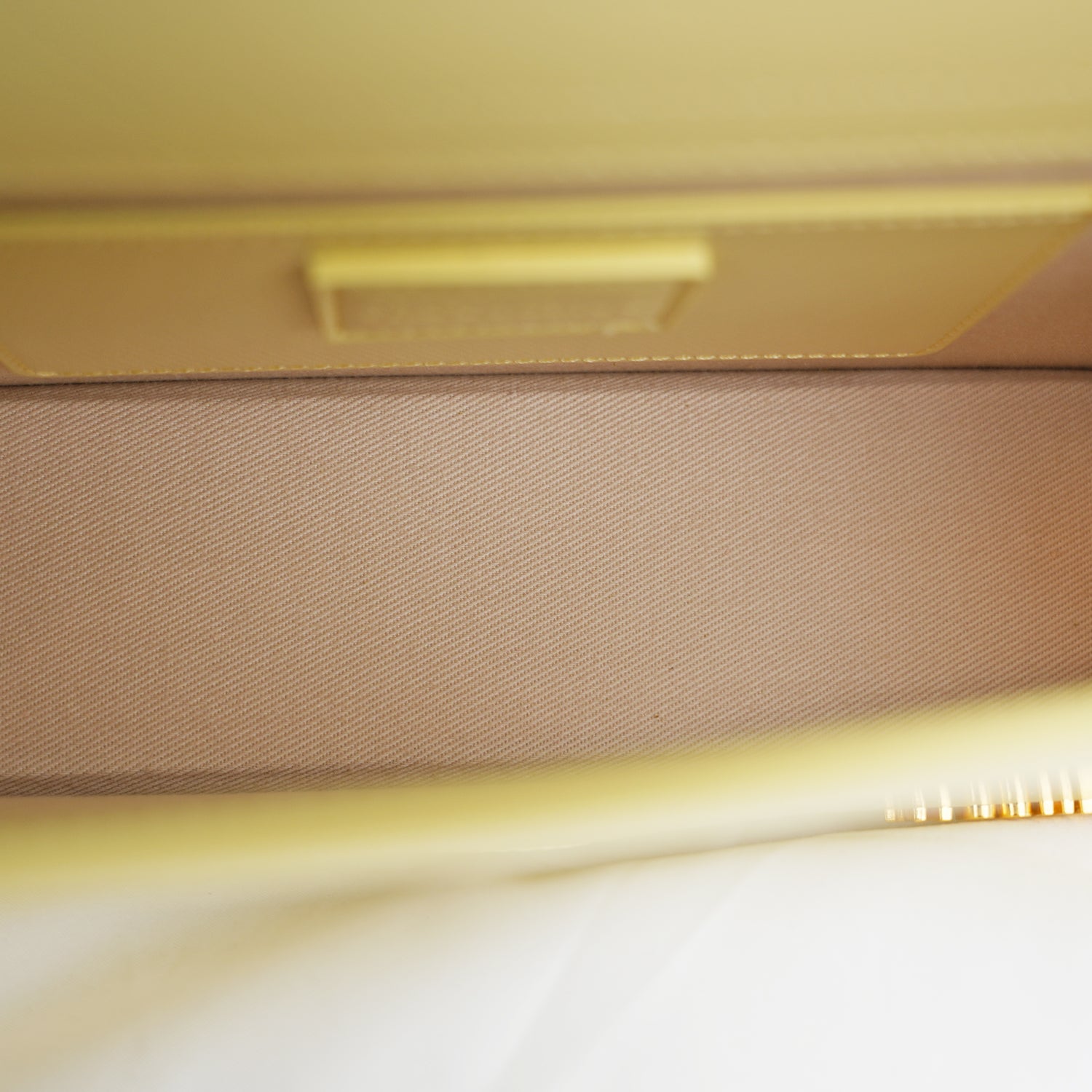 Jacquemus Le Grand Bambino Giallo Chiaro Lucido con Logo Oro