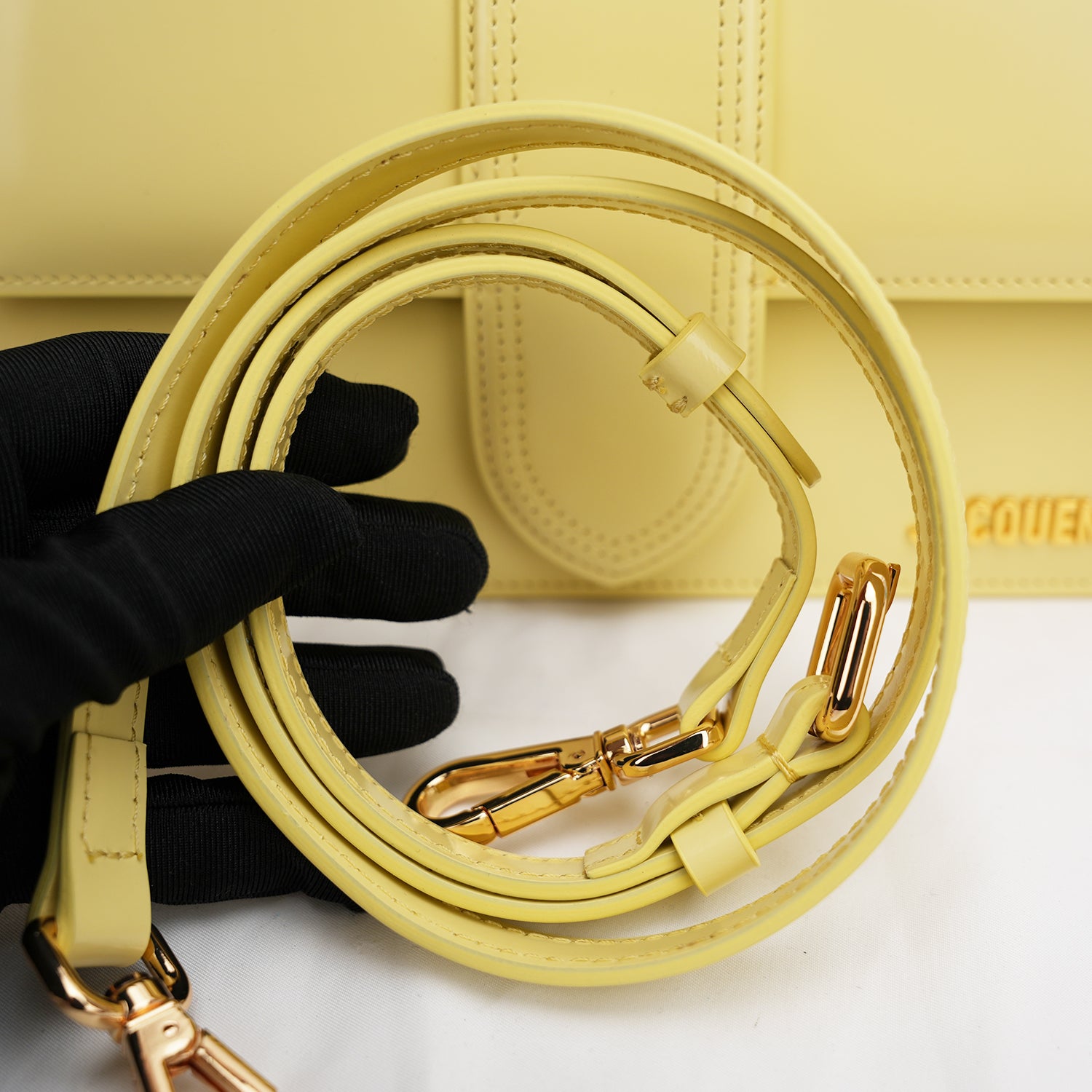 Jacquemus Le Grand Bambino Giallo Chiaro Lucido con Logo Oro