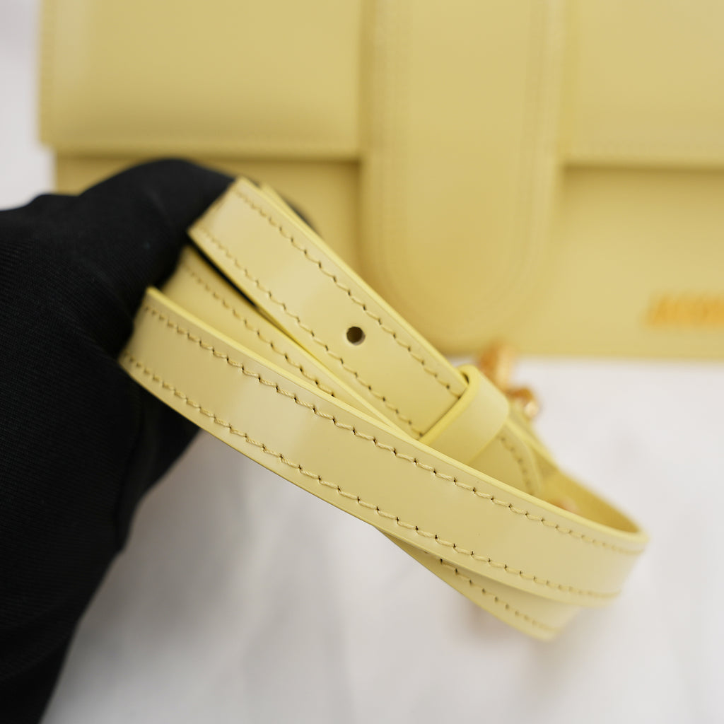Jacquemus Le Grand Bambino Giallo Chiaro Lucido con Logo Oro