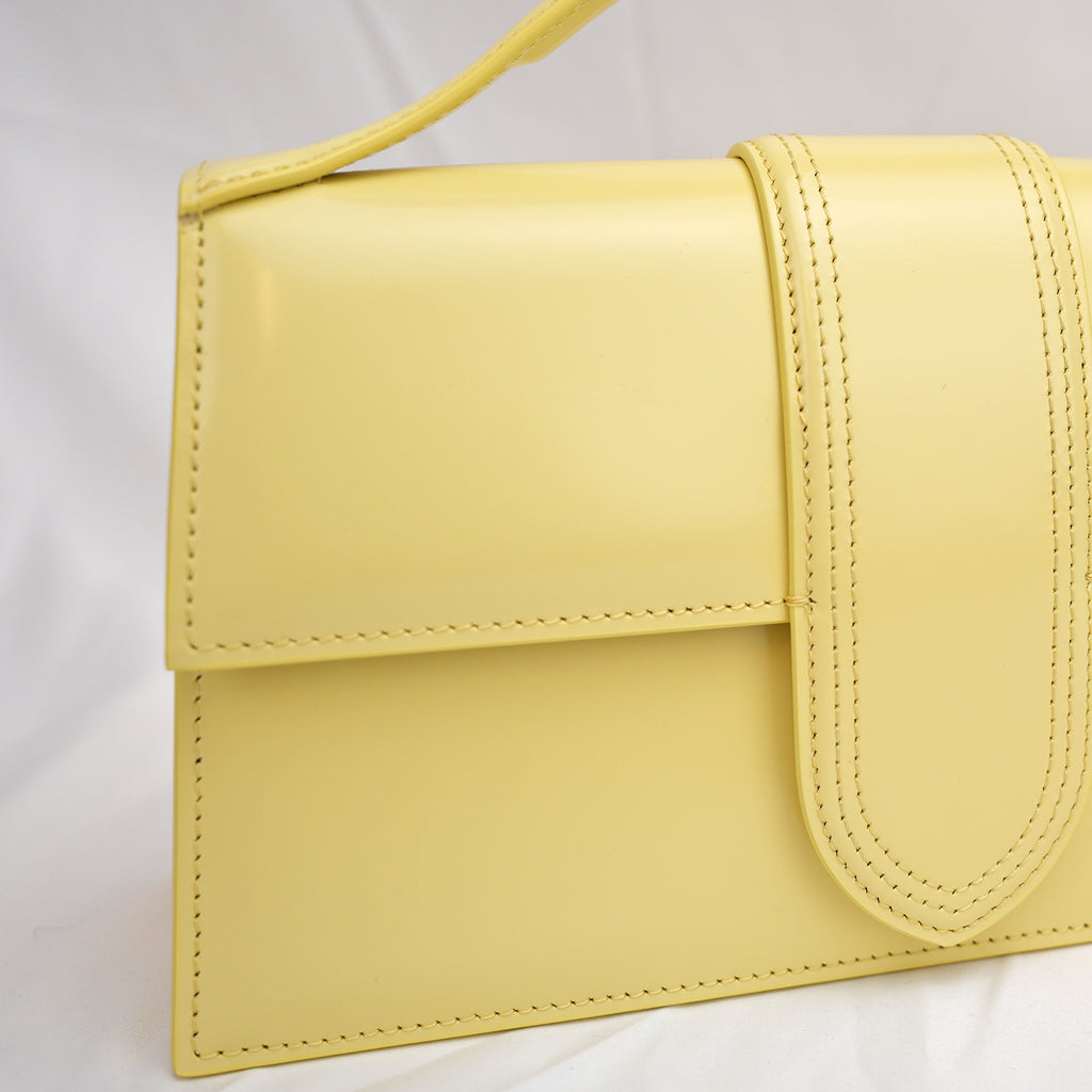Jacquemus Le Grand Bambino Giallo Chiaro Lucido con Logo Oro