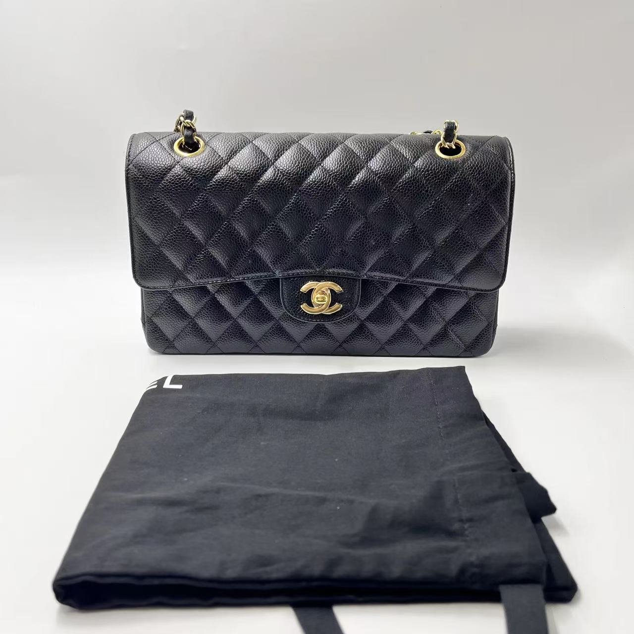 Chanel Classic Flap nero con chiusura dorata, borsa a spalla
