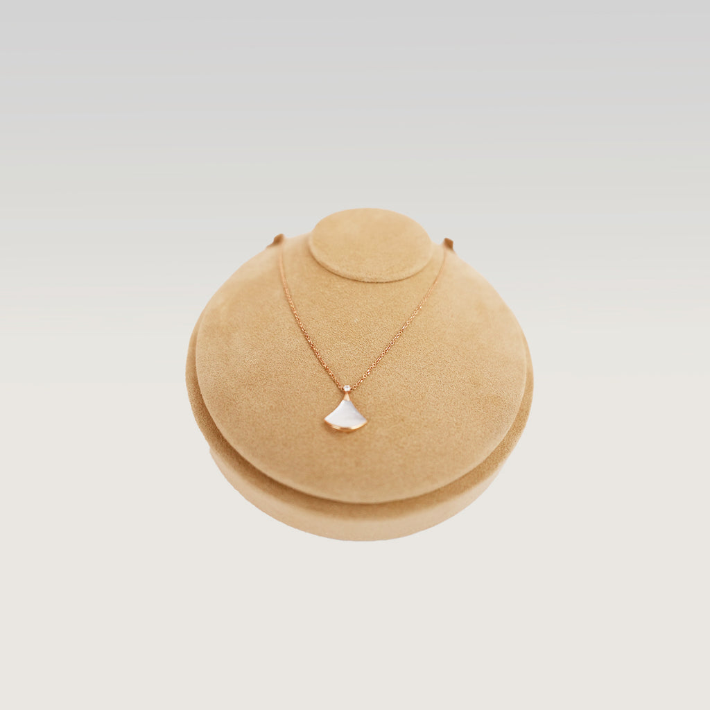 Bvlgari Divas’ Dream Collana in Oro Rosa 18 kt con Madreperla Bianca e Diamante