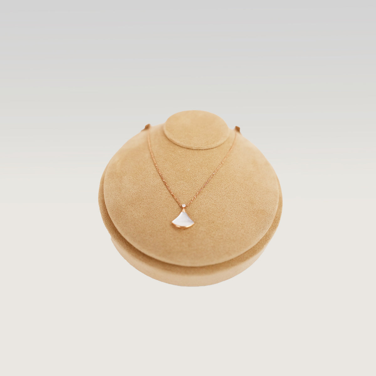 Bvlgari Divas’ Dream Collana in Oro Rosa 18 kt con Madreperla Bianca e Diamante