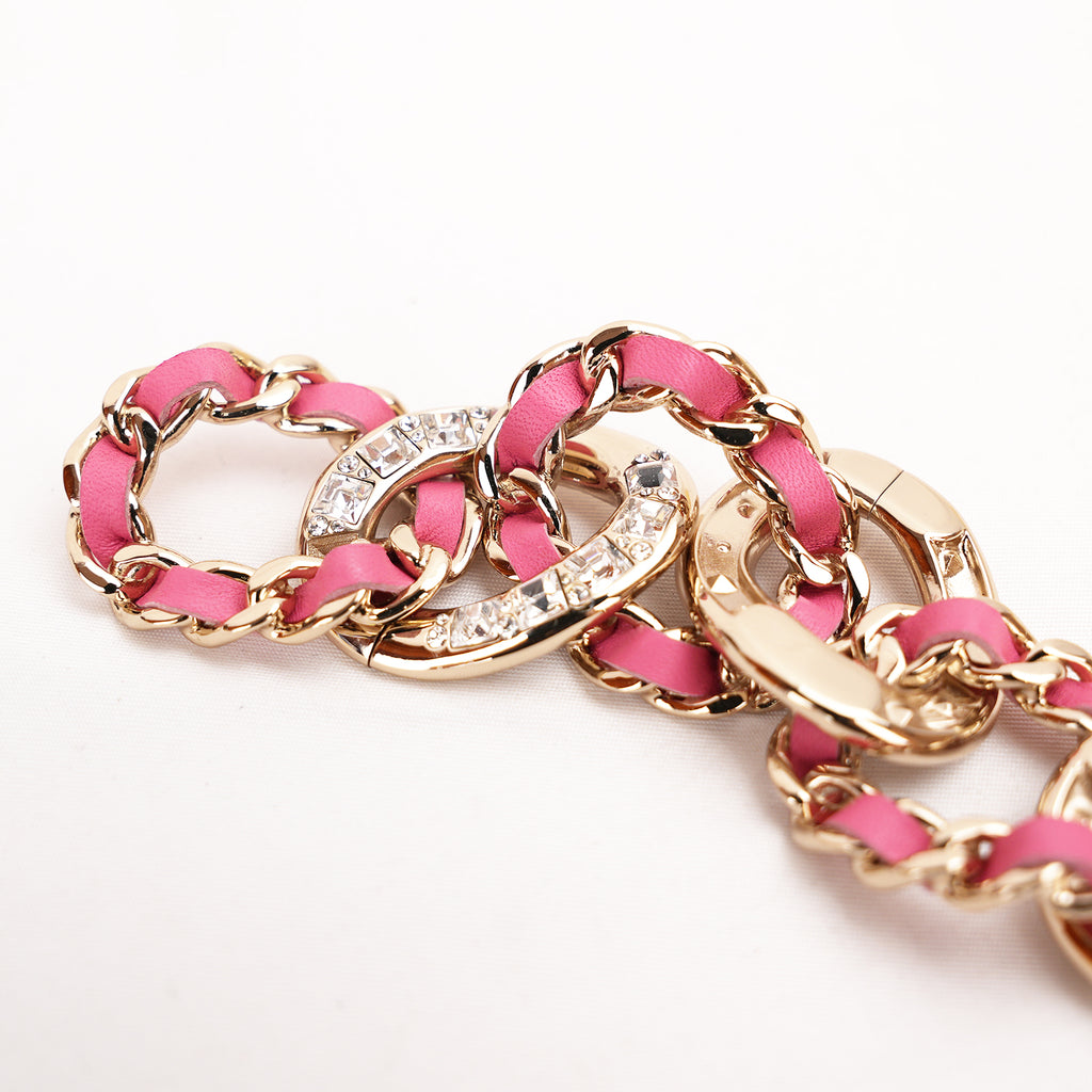 Chanel Bracciale Vintage del 2018 in Metallo con Catena Intrecciata in Pelle Rosa e Logo CC
