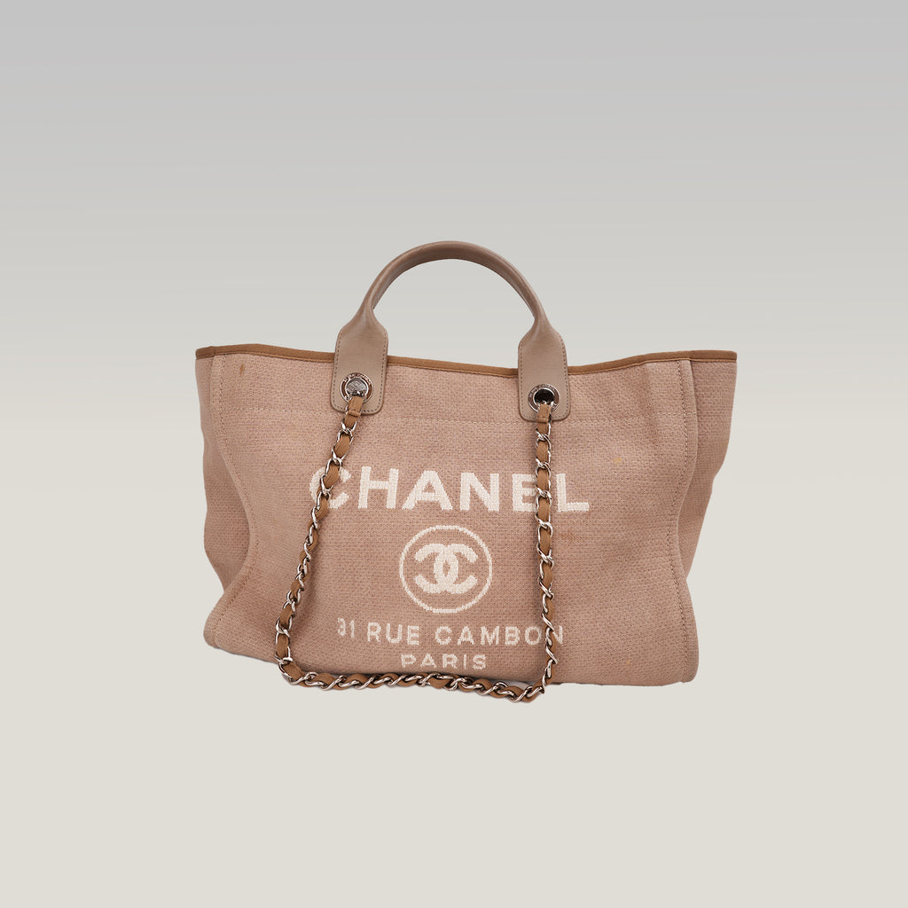 Chanel Deauville Tote Bag Media in Tessuto Marrone con Logo Ricamato e Manici in Pelle – Serie 18