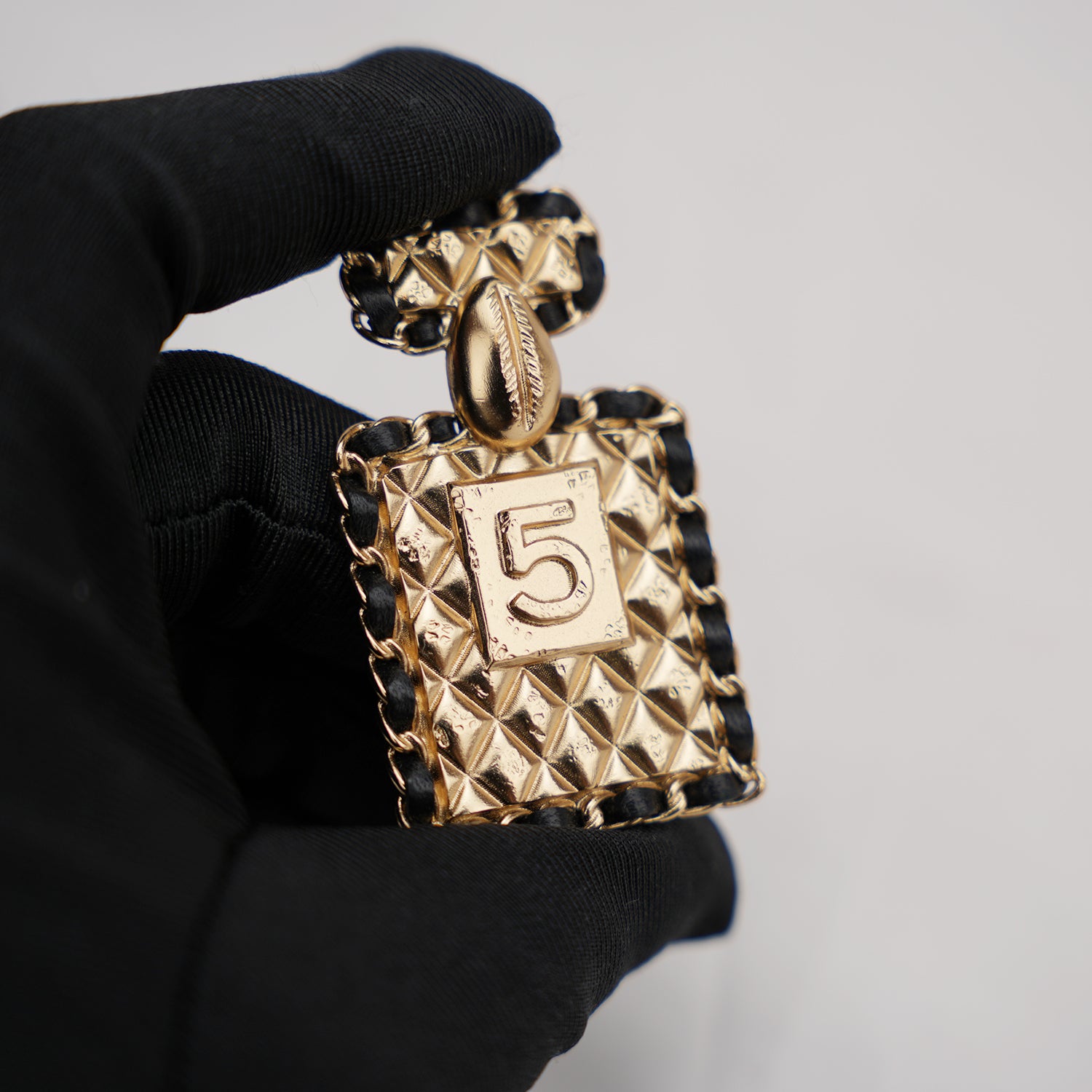 Chanel Spilla Vintage N°5 Oro con Catena Nera – Iconica