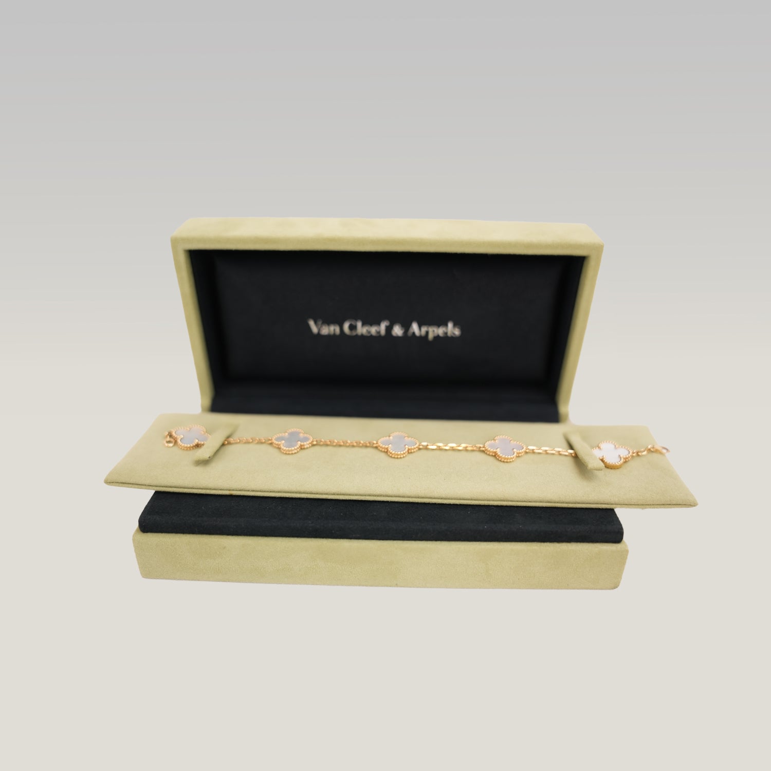Bracciale Van Cleef & Arpels Vintage Alhambra 5 Motivi in Madreperla Bianca e Oro Giallo 18K