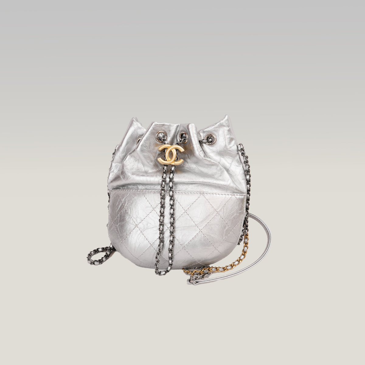 Chanel Borsa Secchiello Vintage in Pelle di Vitello Argentata Matelassé con Logo CC Dorato – Serie 24