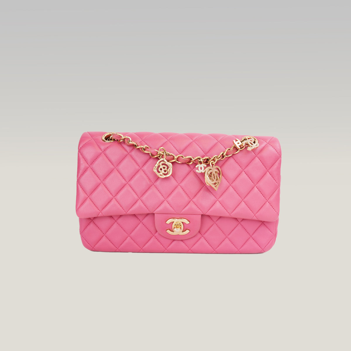 Chanel Classic Flap Medium Rosa in Pelle di Agnello con Hardware Dorato e Charm