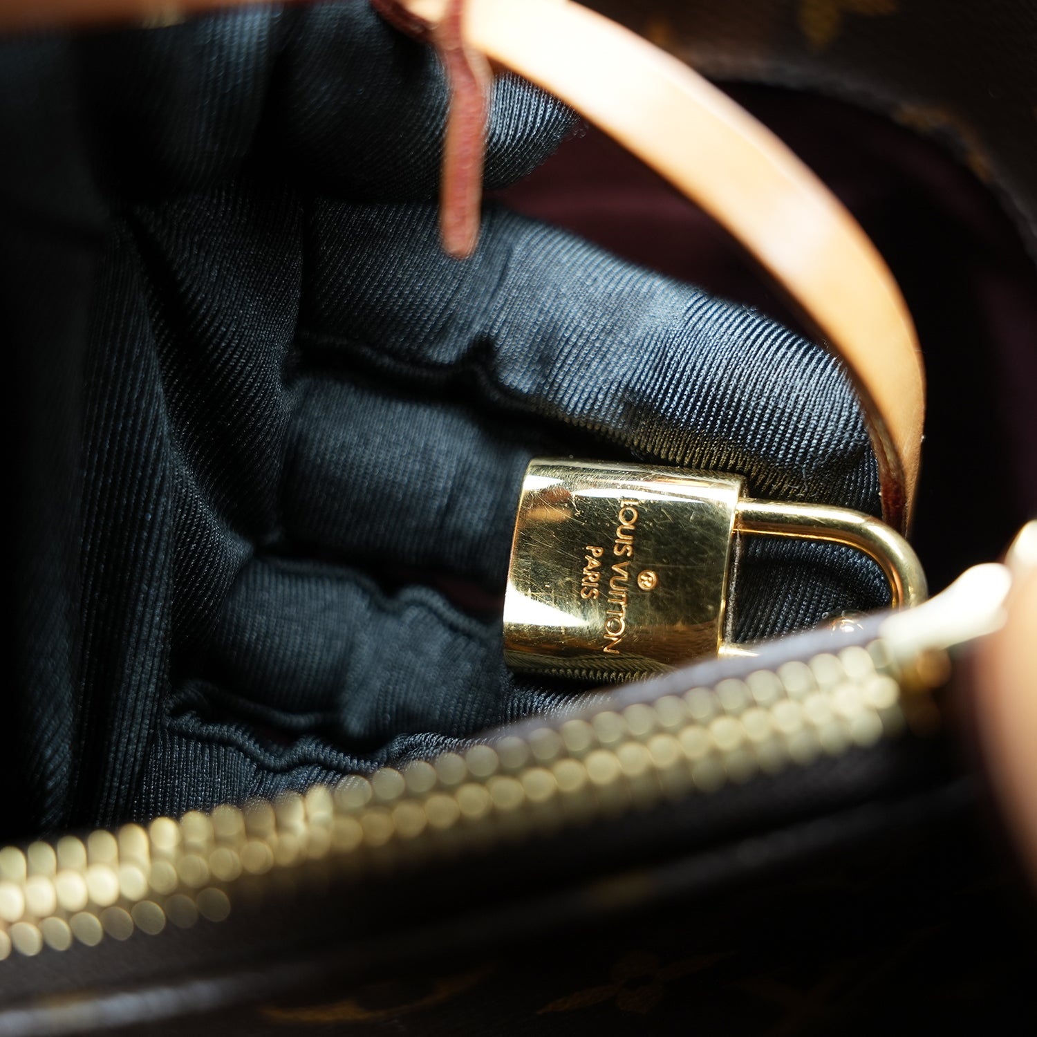 Louis Vuitton Montaigne MM Monogram Canvas with Leather – Handbag 