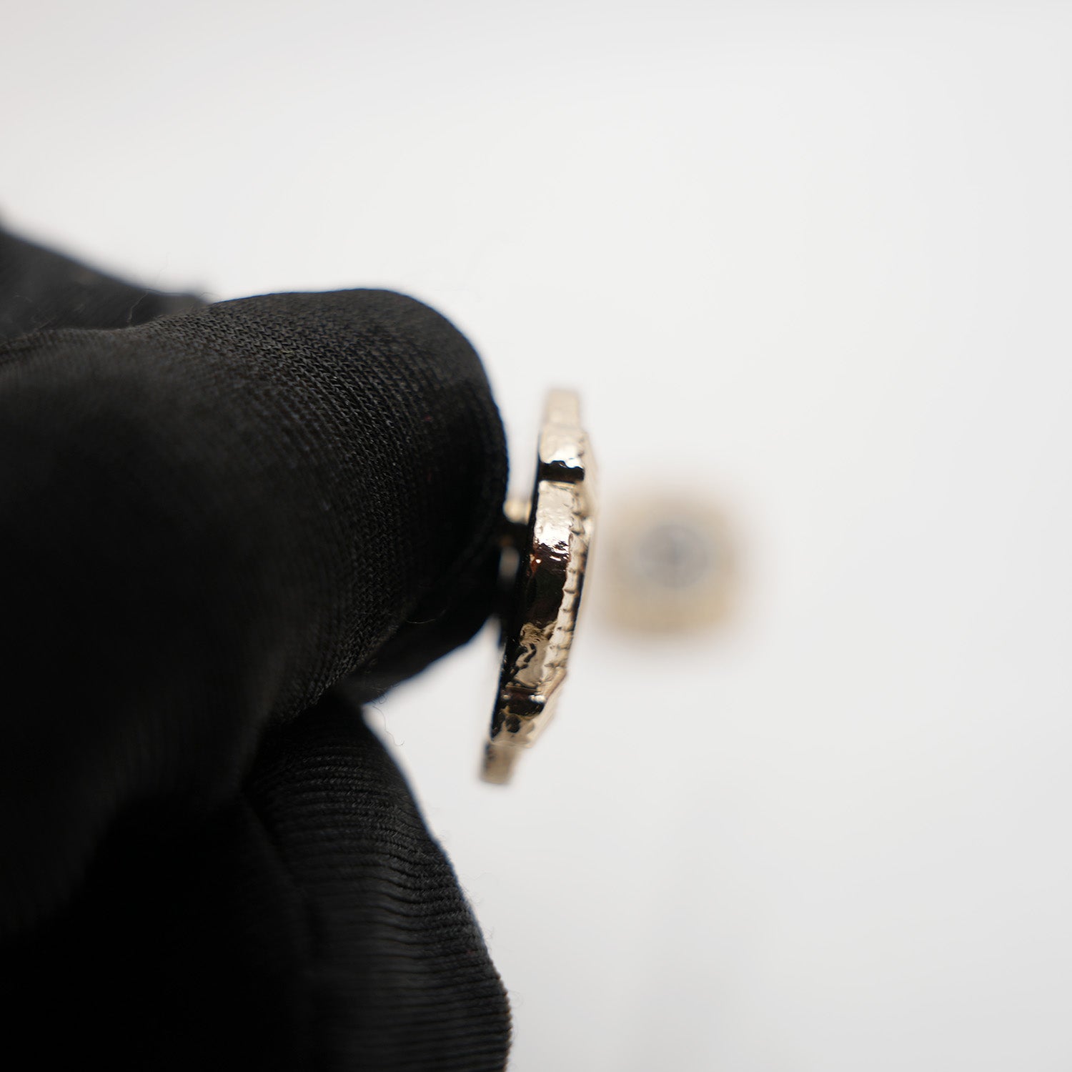 Chanel Orecchini a Bottone con Logo CC e Cuore