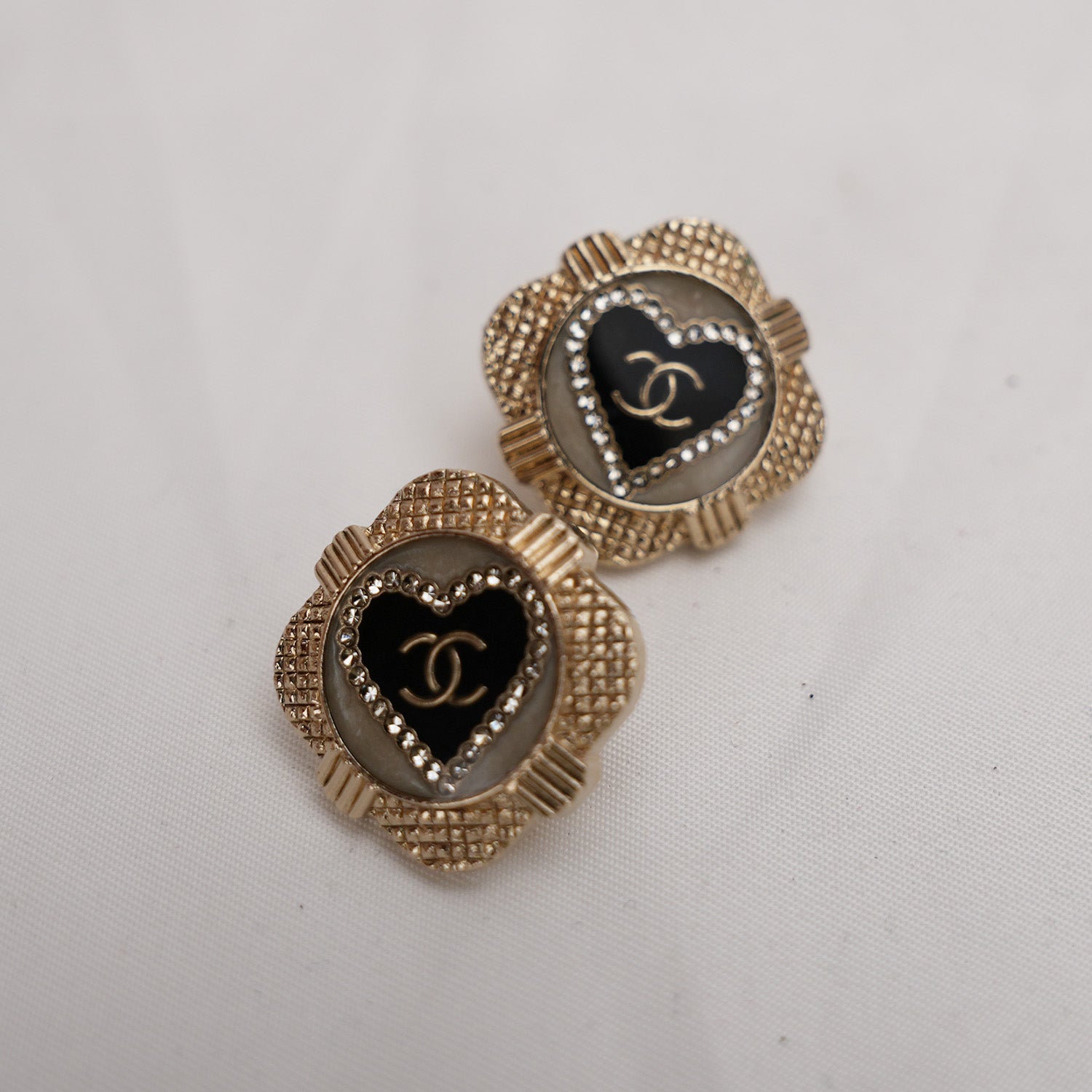 Chanel Orecchini a Bottone con Logo CC e Cuore