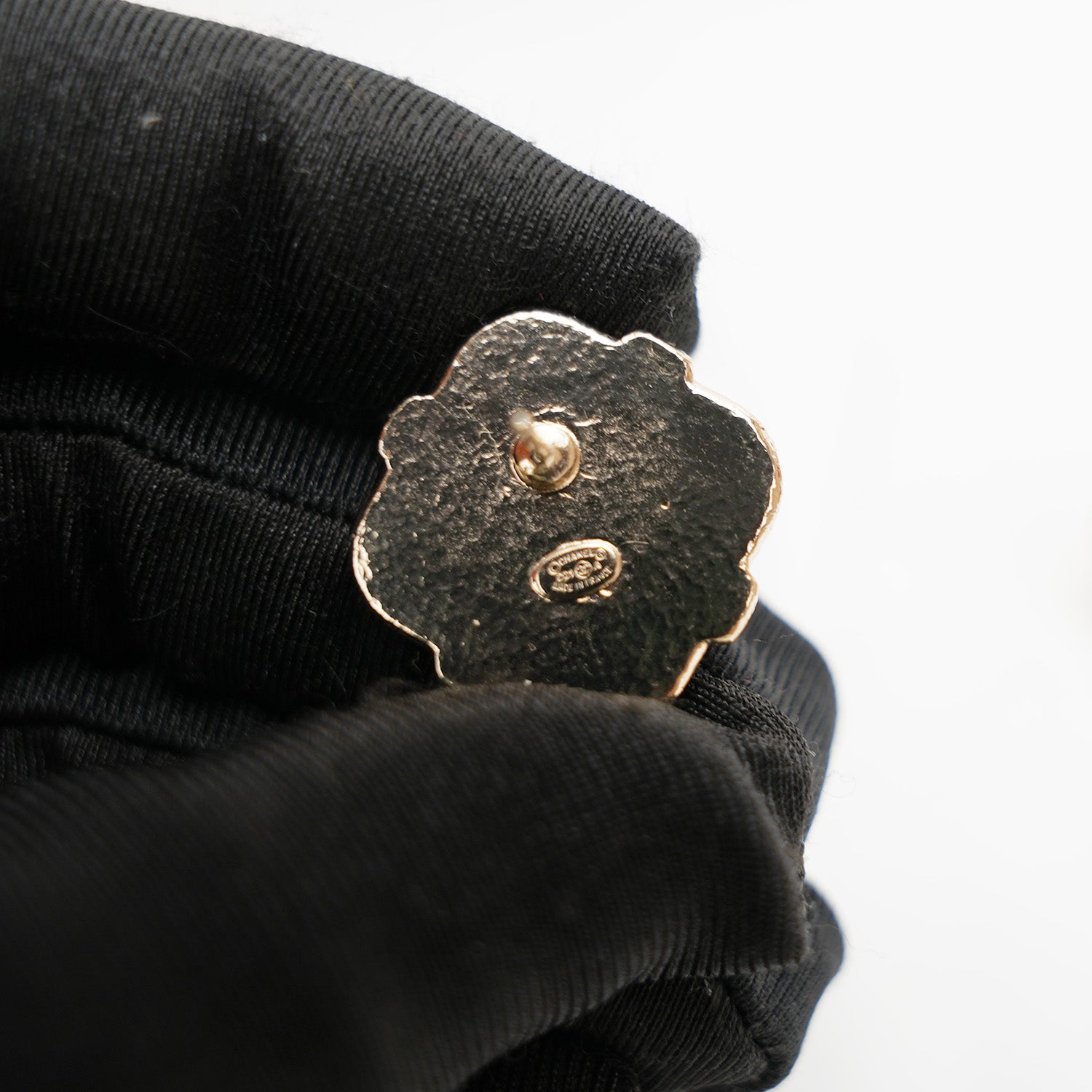 Chanel Orecchini a Bottone con Logo CC e Cuore