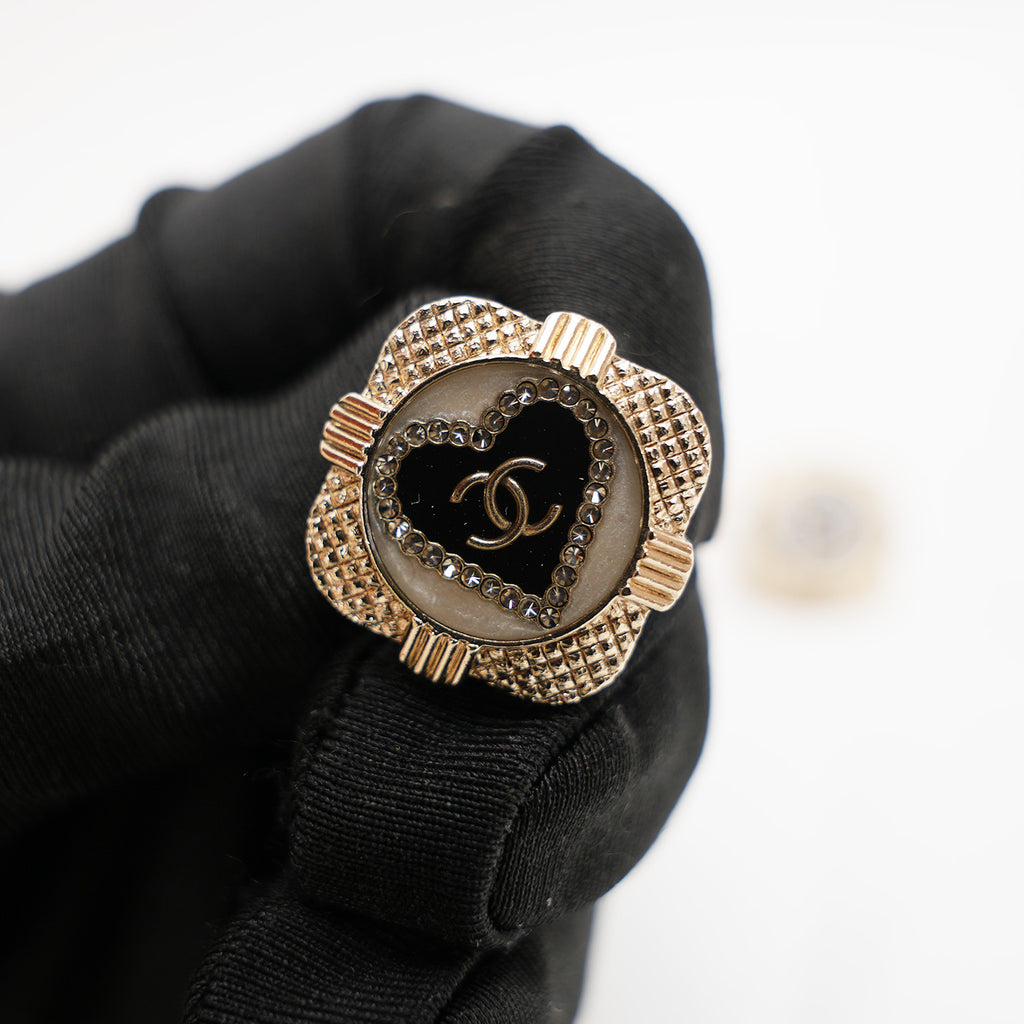 Chanel Orecchini a Bottone con Logo CC e Cuore