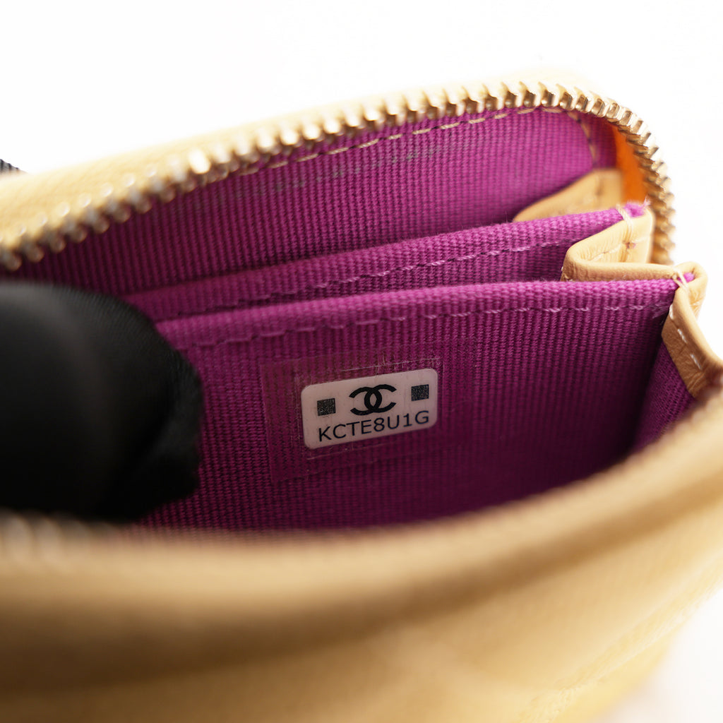 Portafoglio CHANEL in pelle trapuntata gialla con zip