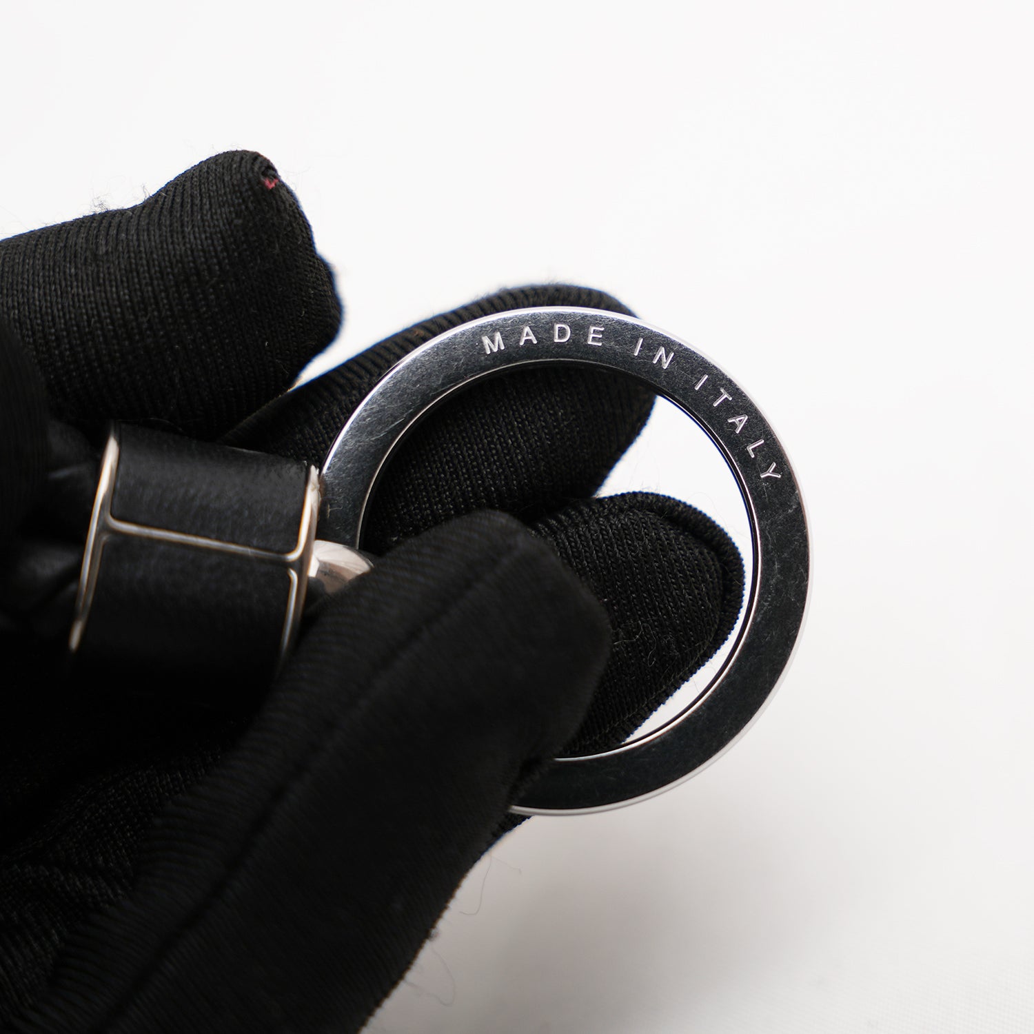 Bottega Veneta Portachiavi Intrecciato in Pelle Nera con Anello Argento