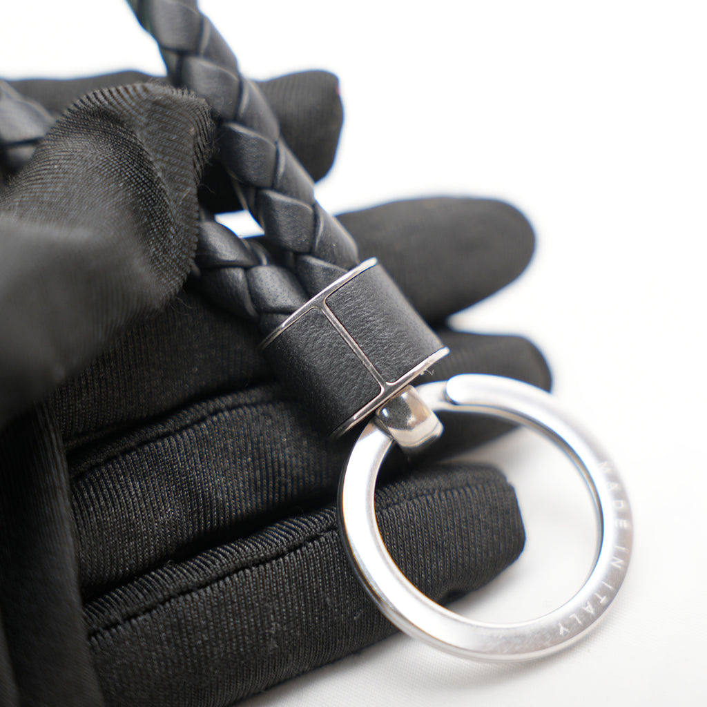 Bottega Veneta Portachiavi Intrecciato in Pelle Nera con Anello Argento