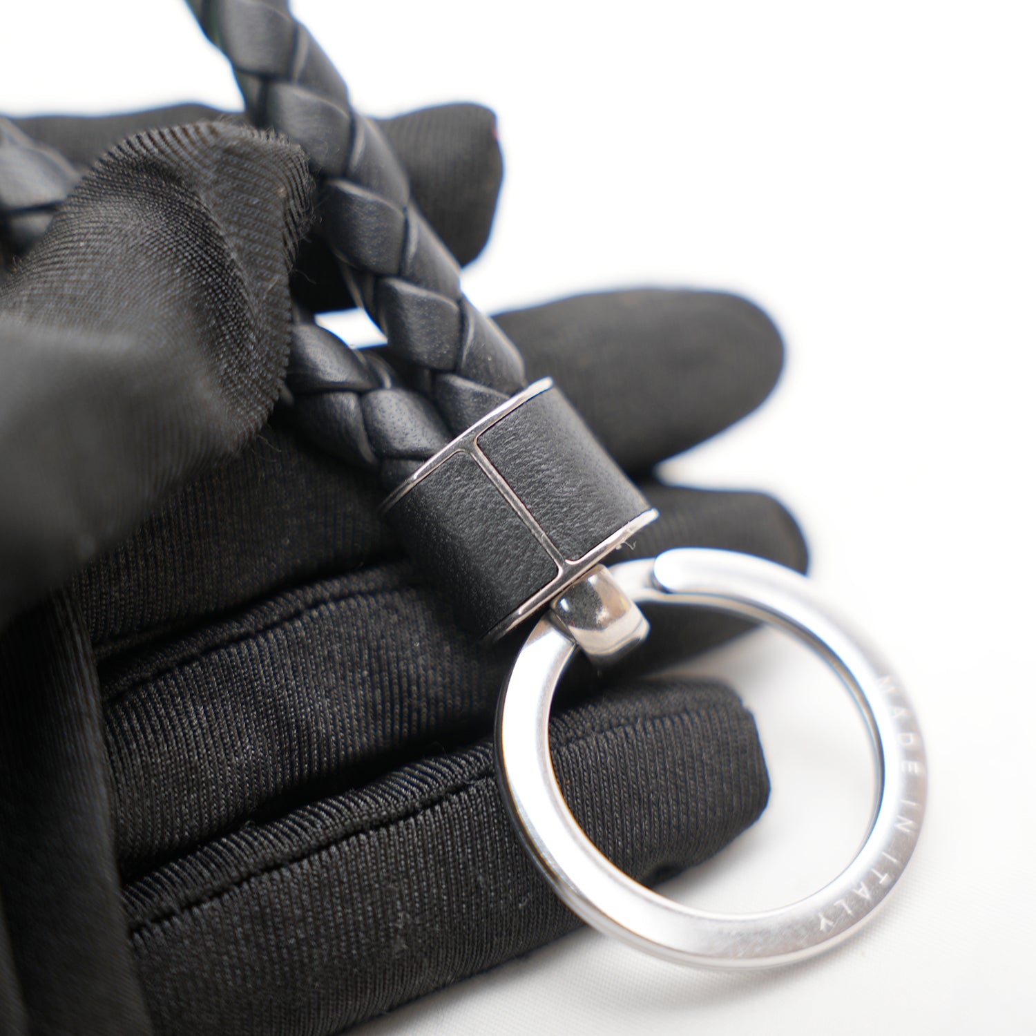 Bottega Veneta Portachiavi Intrecciato in Pelle Nera con Anello Argento